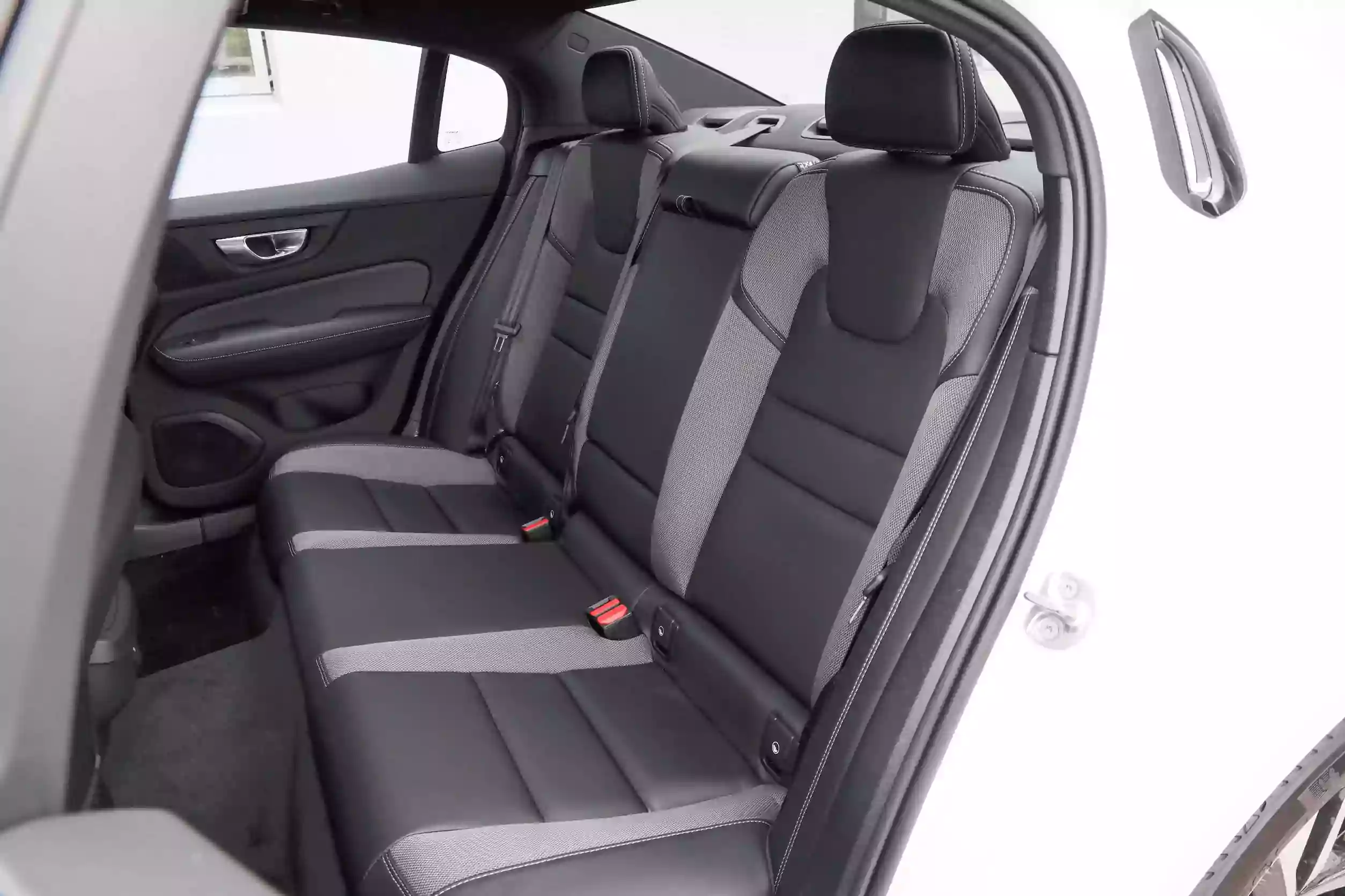 Volvo S60 2024 space-2