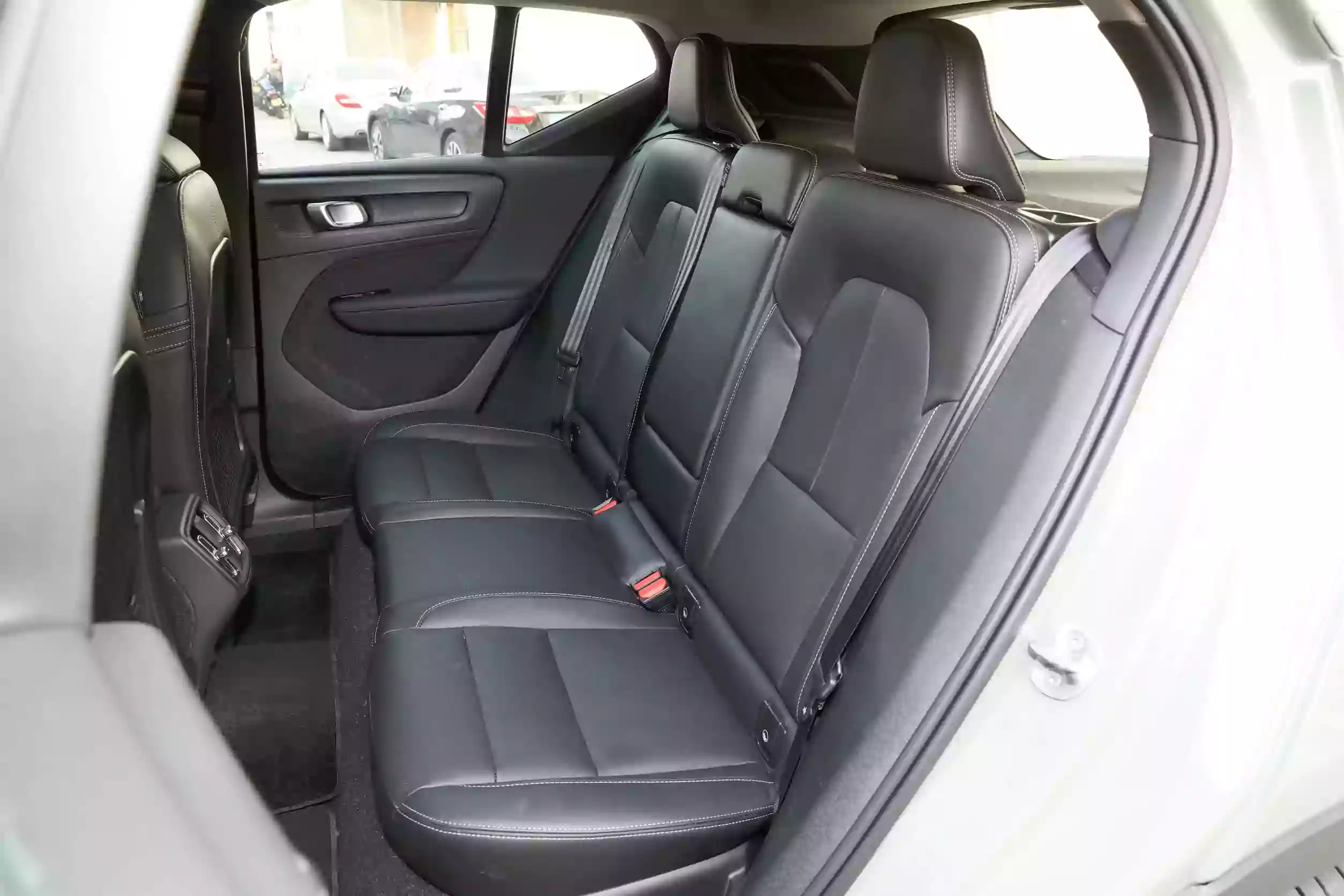 Volvo XC40 2024 space-2