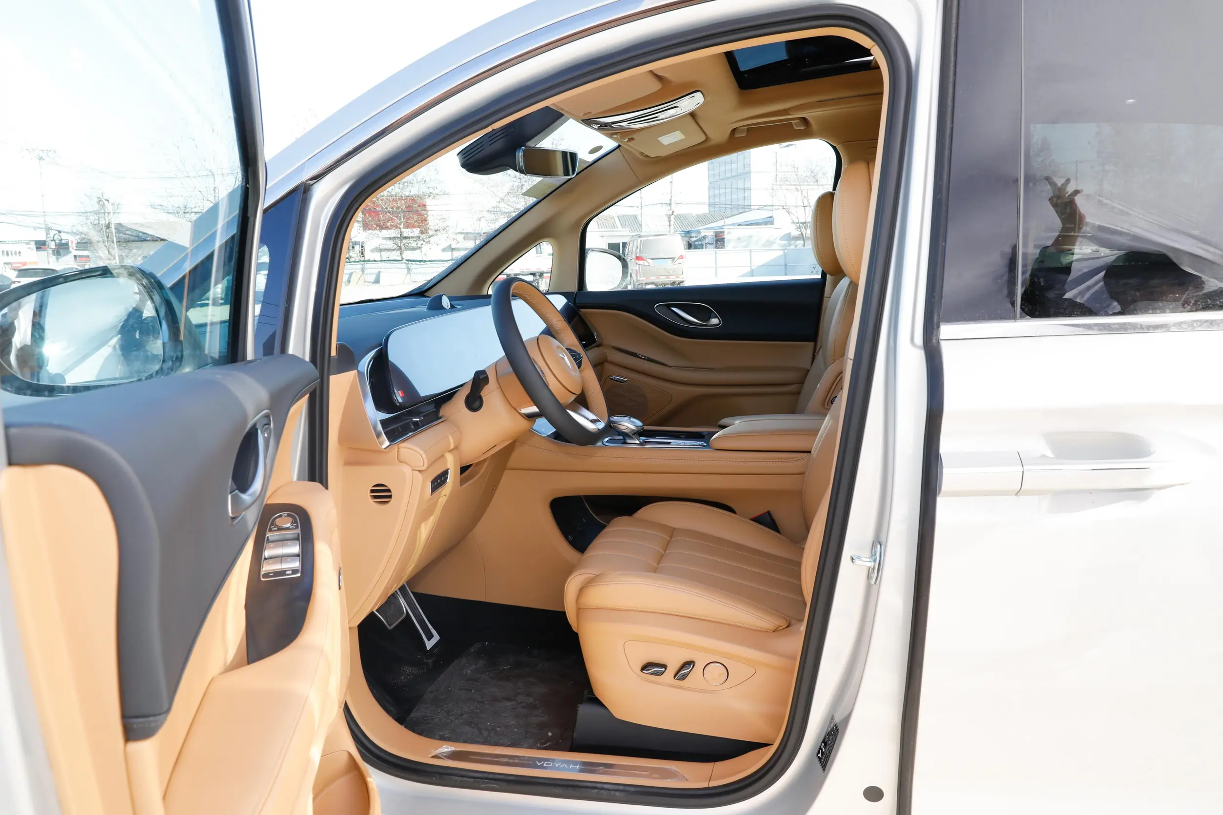 Voyah Dreamer EV 2022 space-1