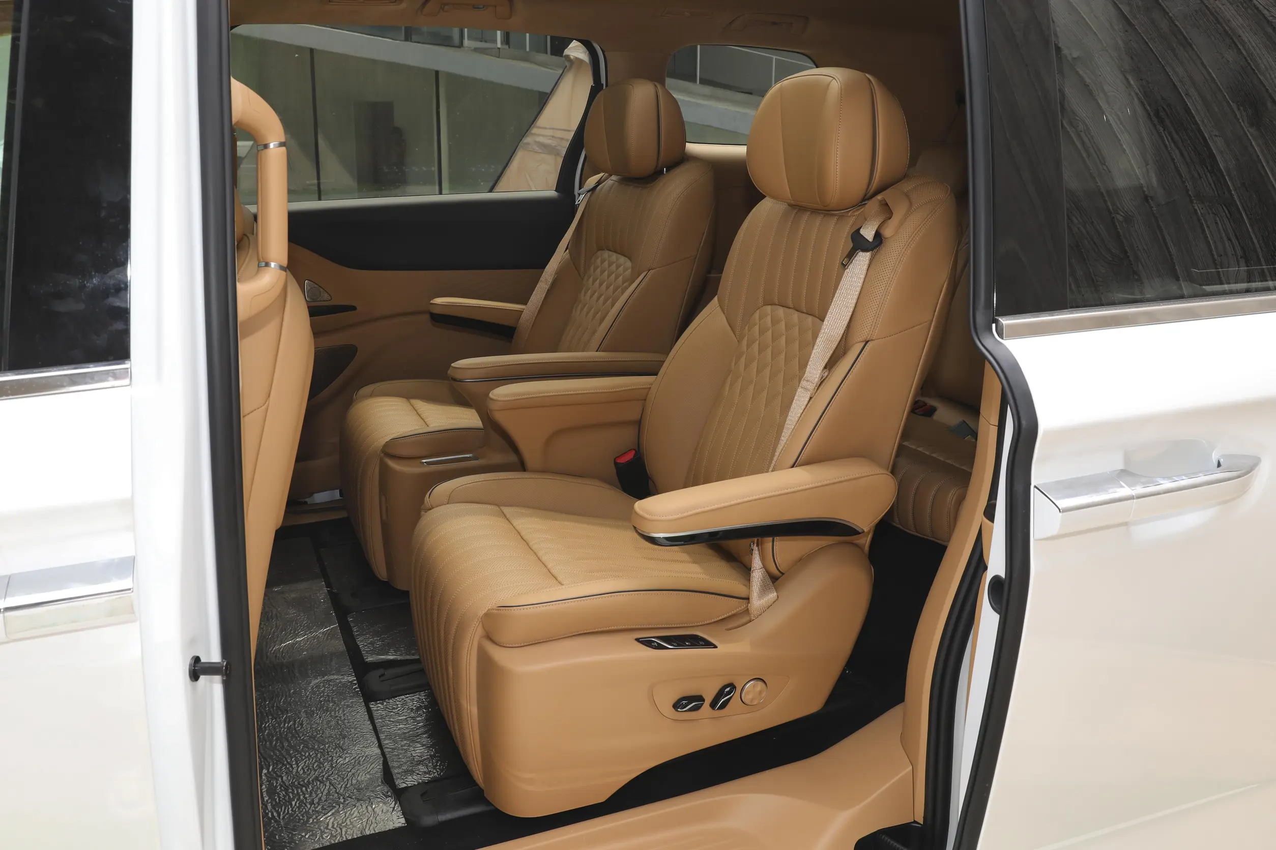 Voyah Dreamer PHEV 2024 space-2