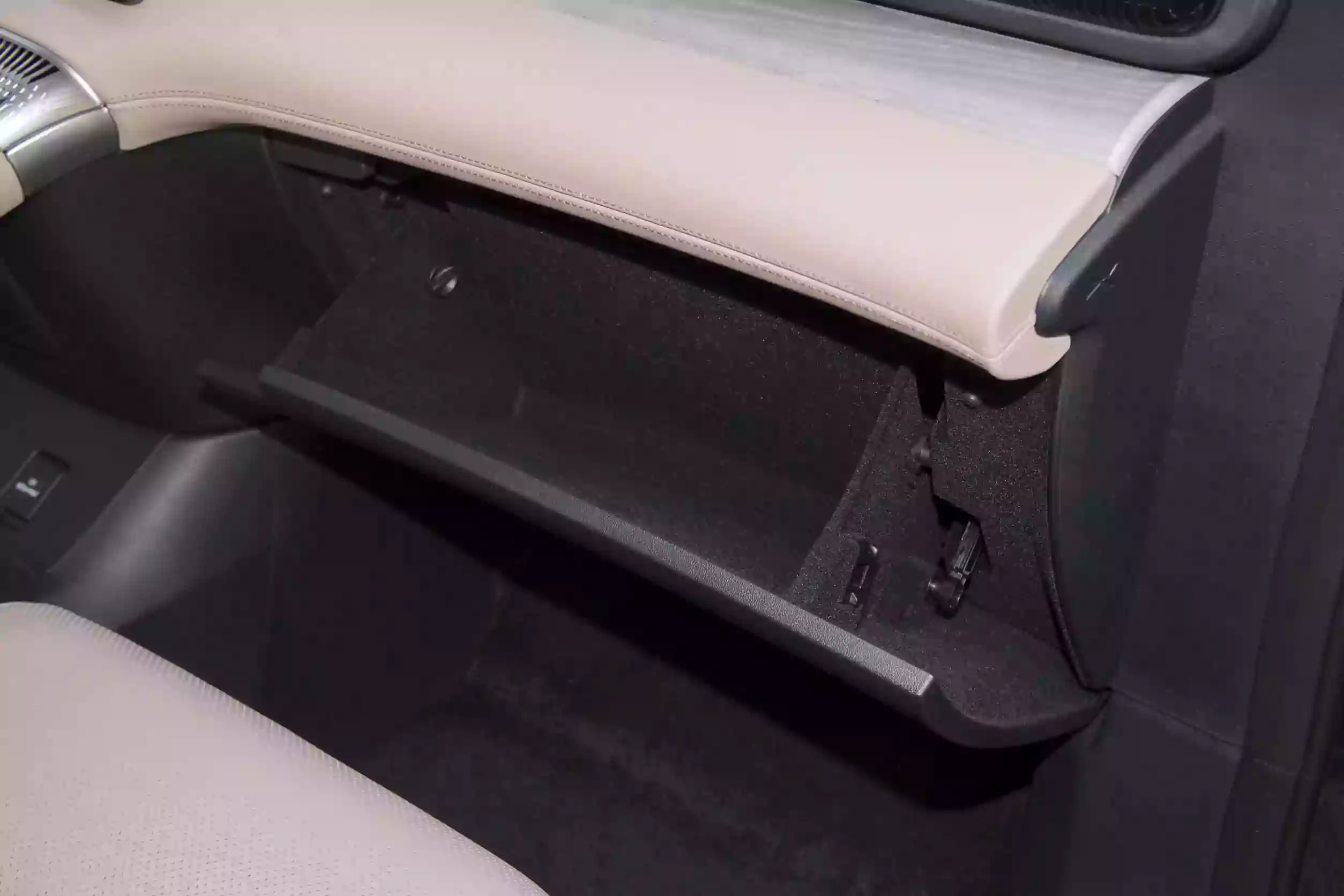 Xpeng X9 2023 interior-4