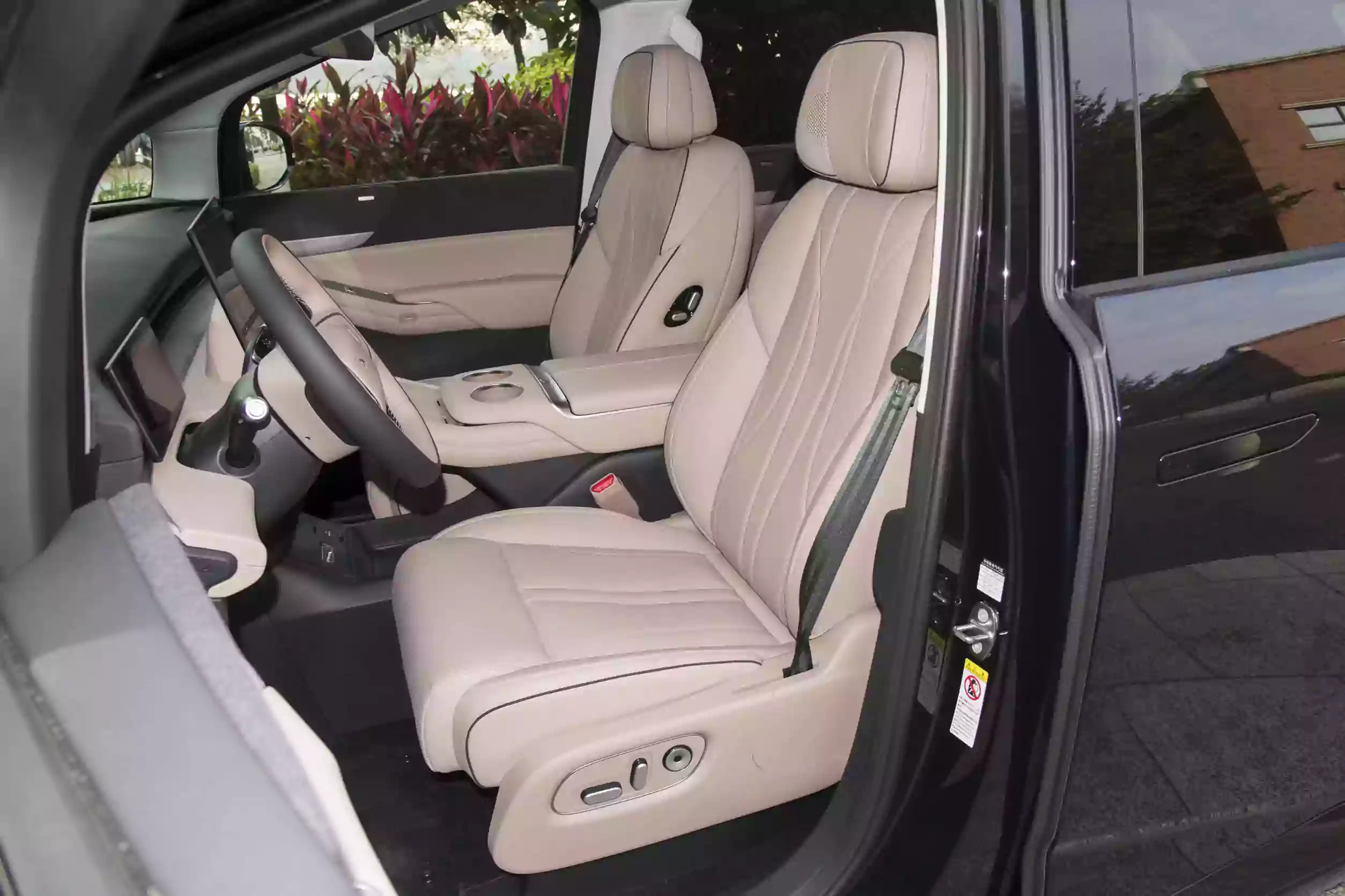 Xpeng X9 2023 space-1