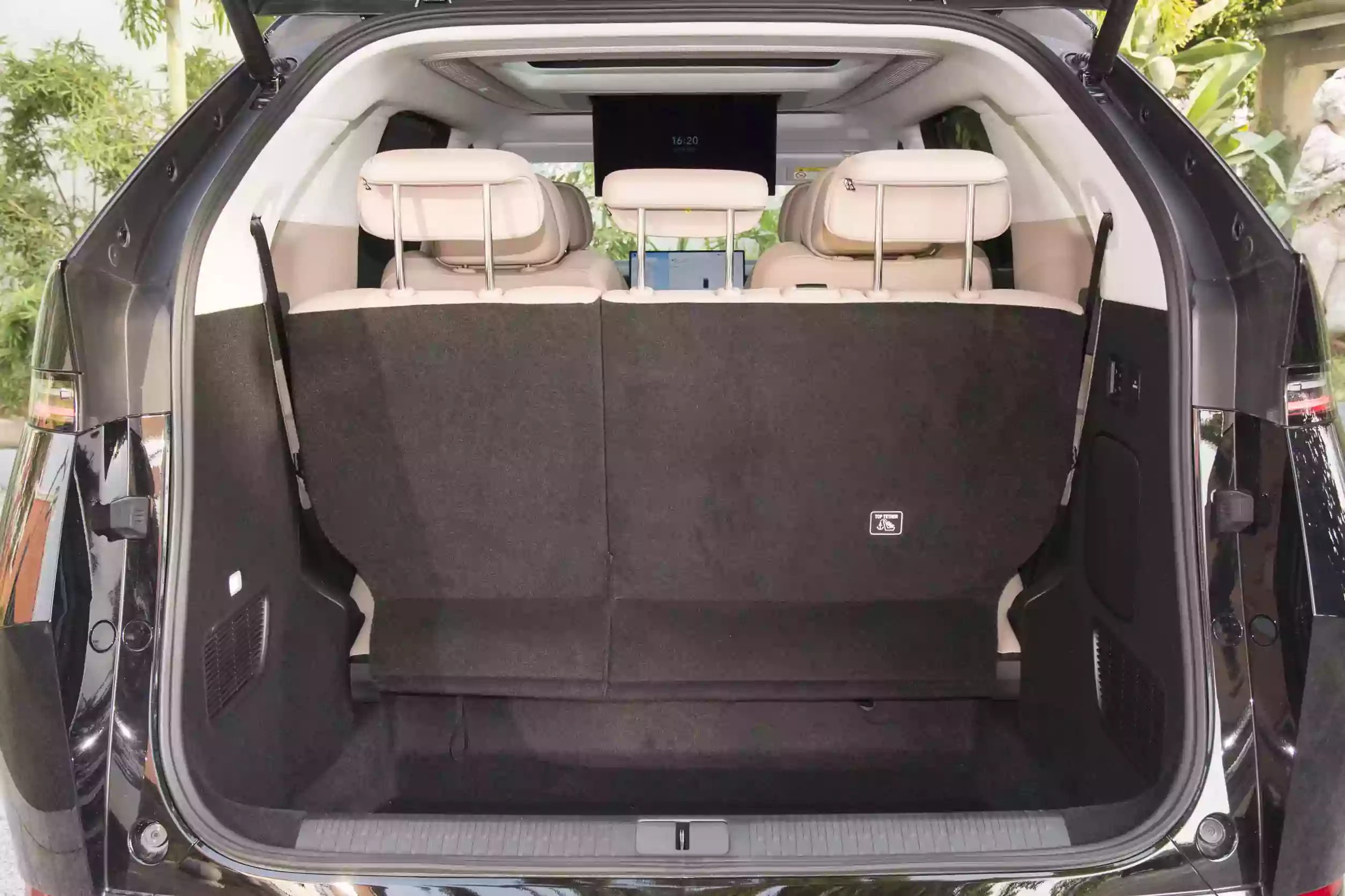 Xpeng X9 2023 space-4