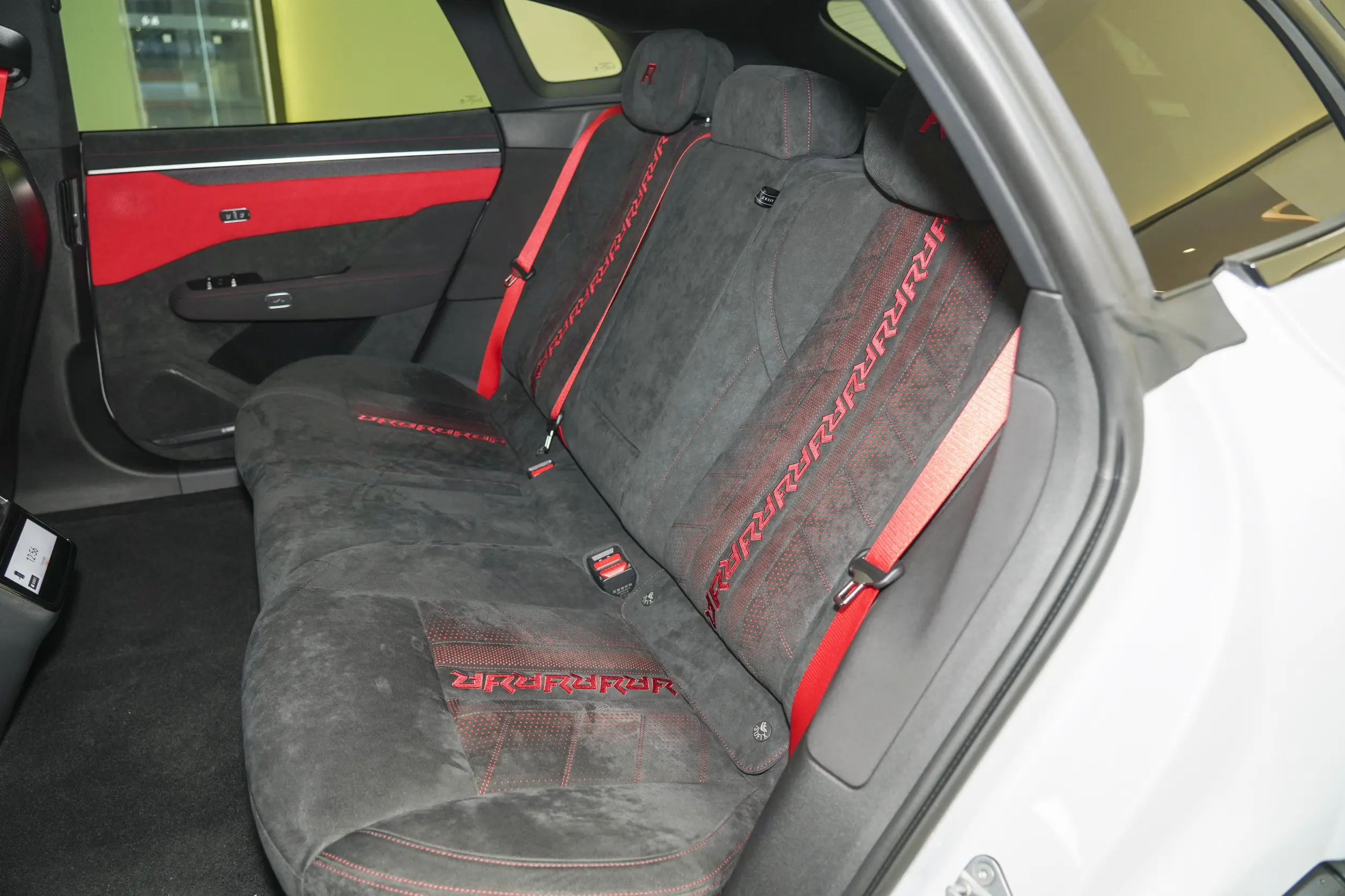 Zeekr 001 FR 2023 space-2