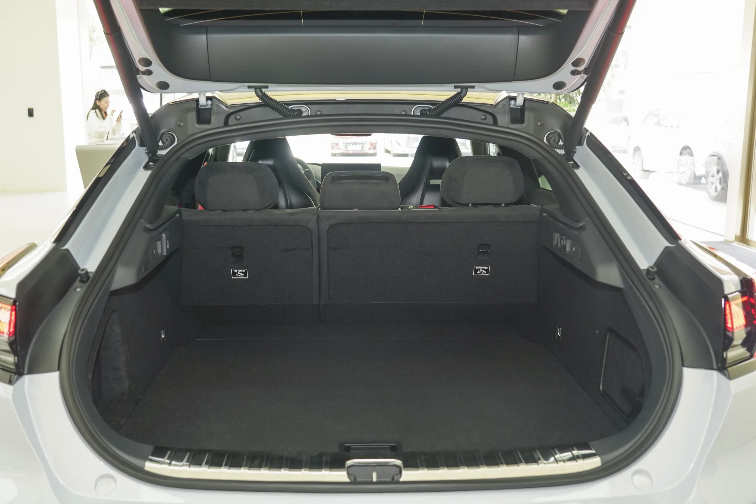 Zeekr 001 FR 2023 space-4