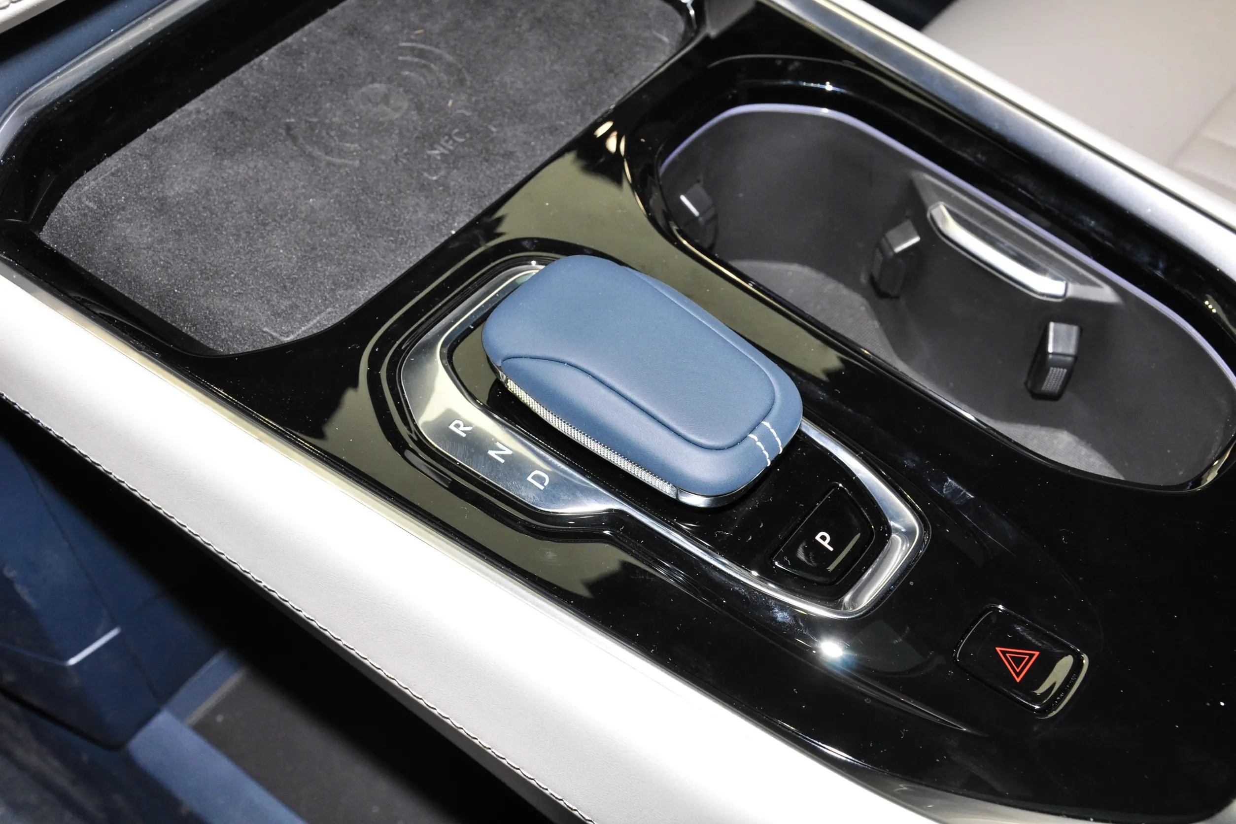 Zeekr 009 2023 interior-3