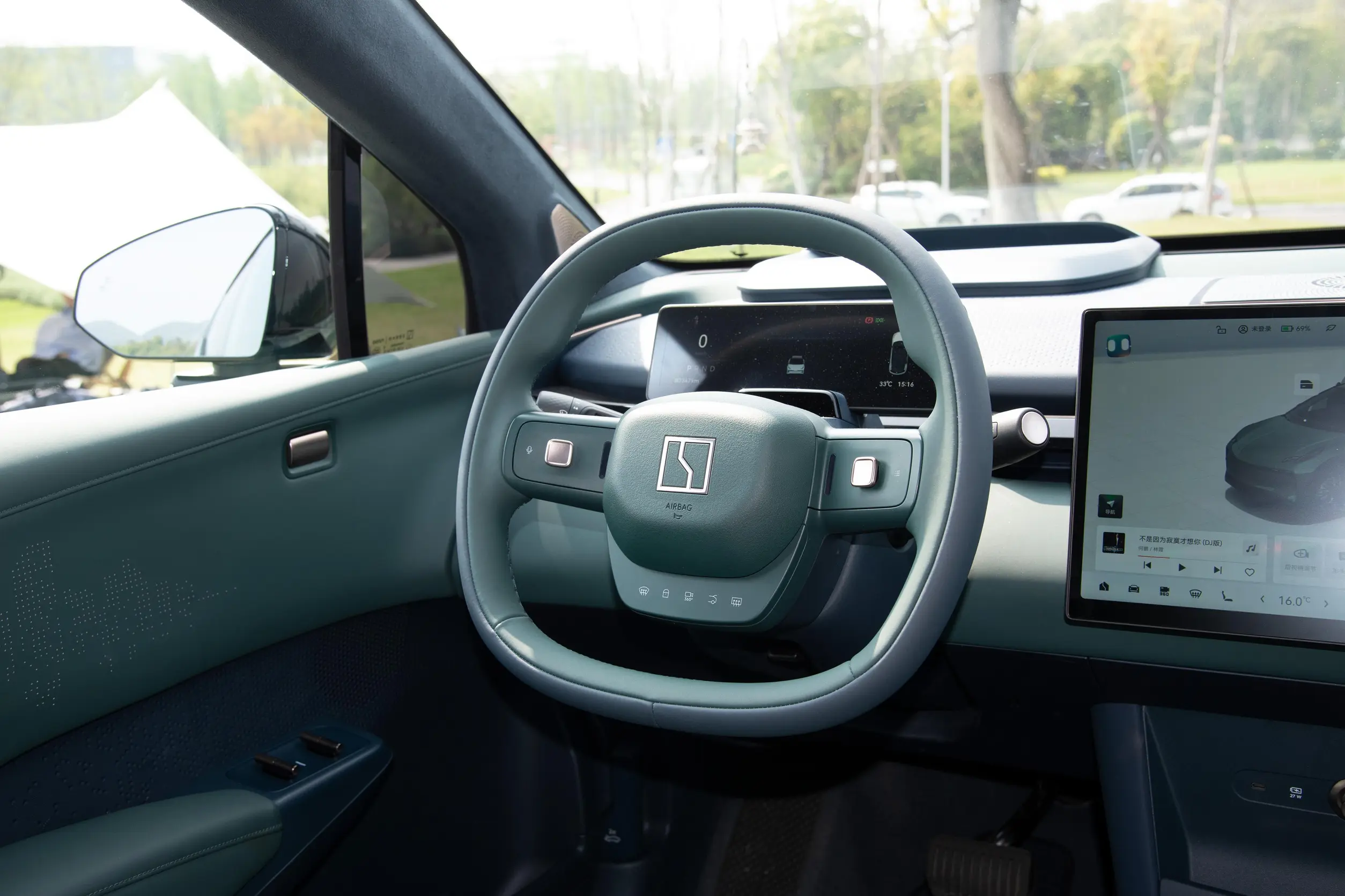 Zeekr X 2023 interior-2