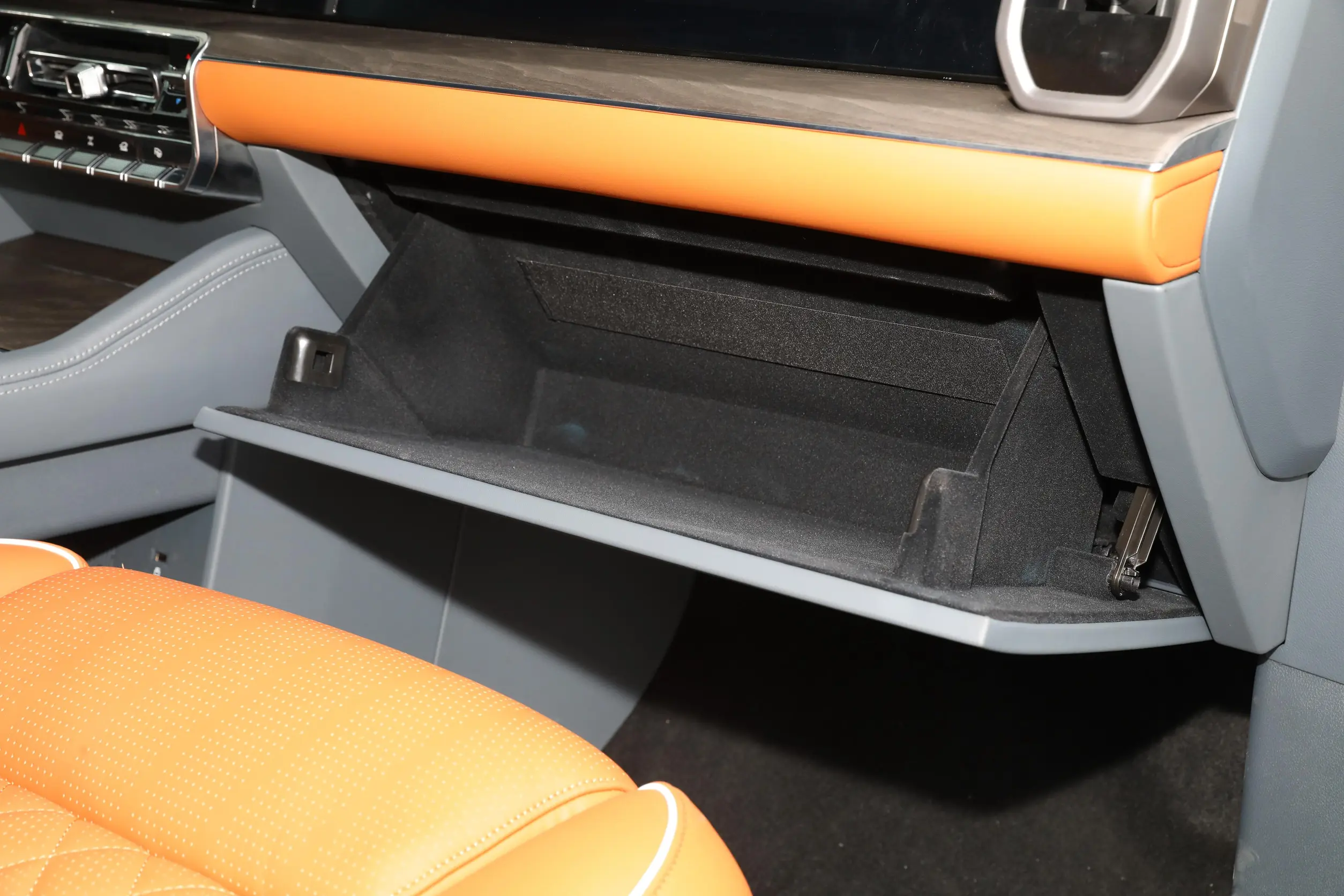 M-Hero 917 EV 2023 interior-4