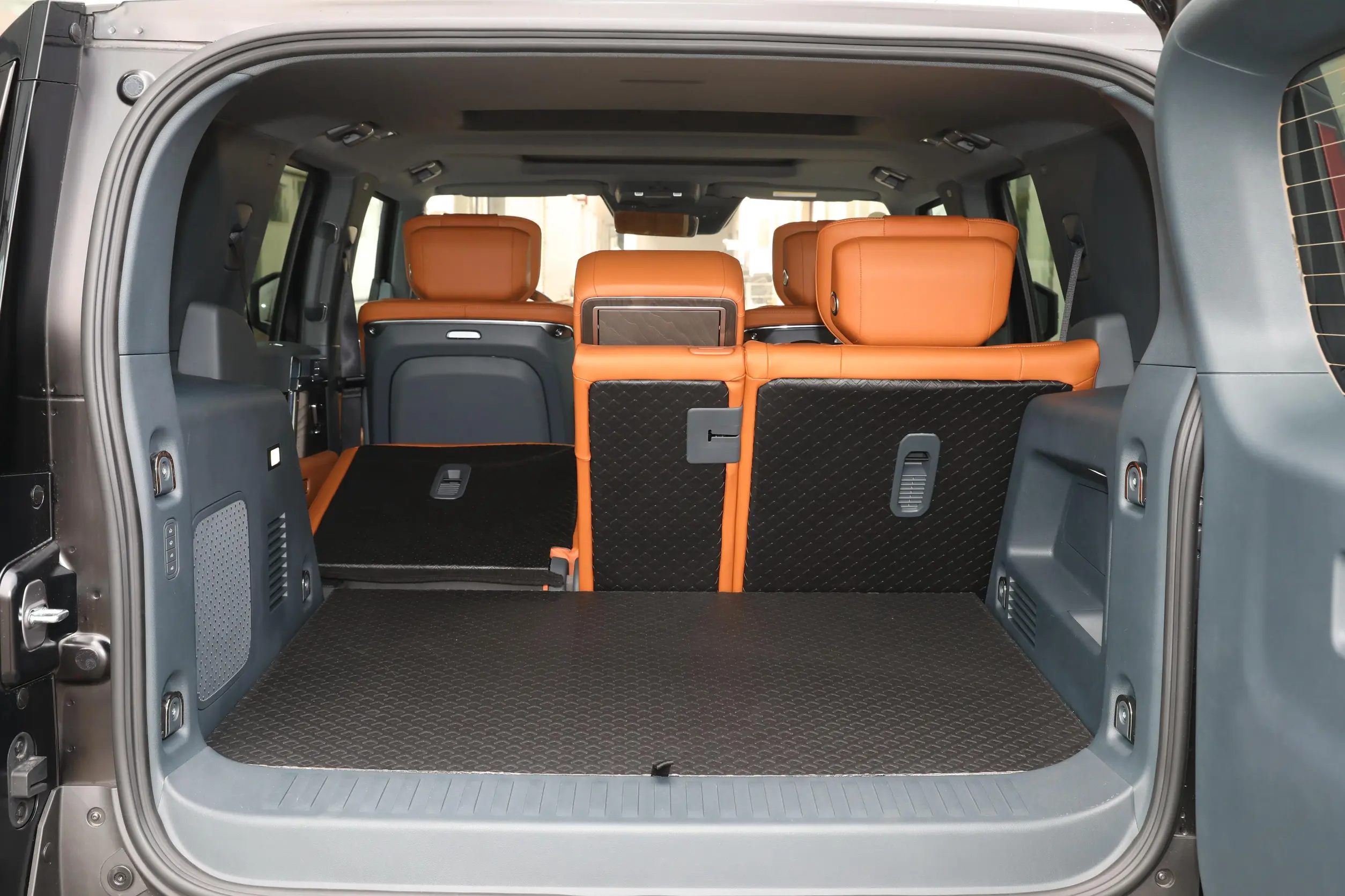 M-Hero 917 EV 2023 space-4