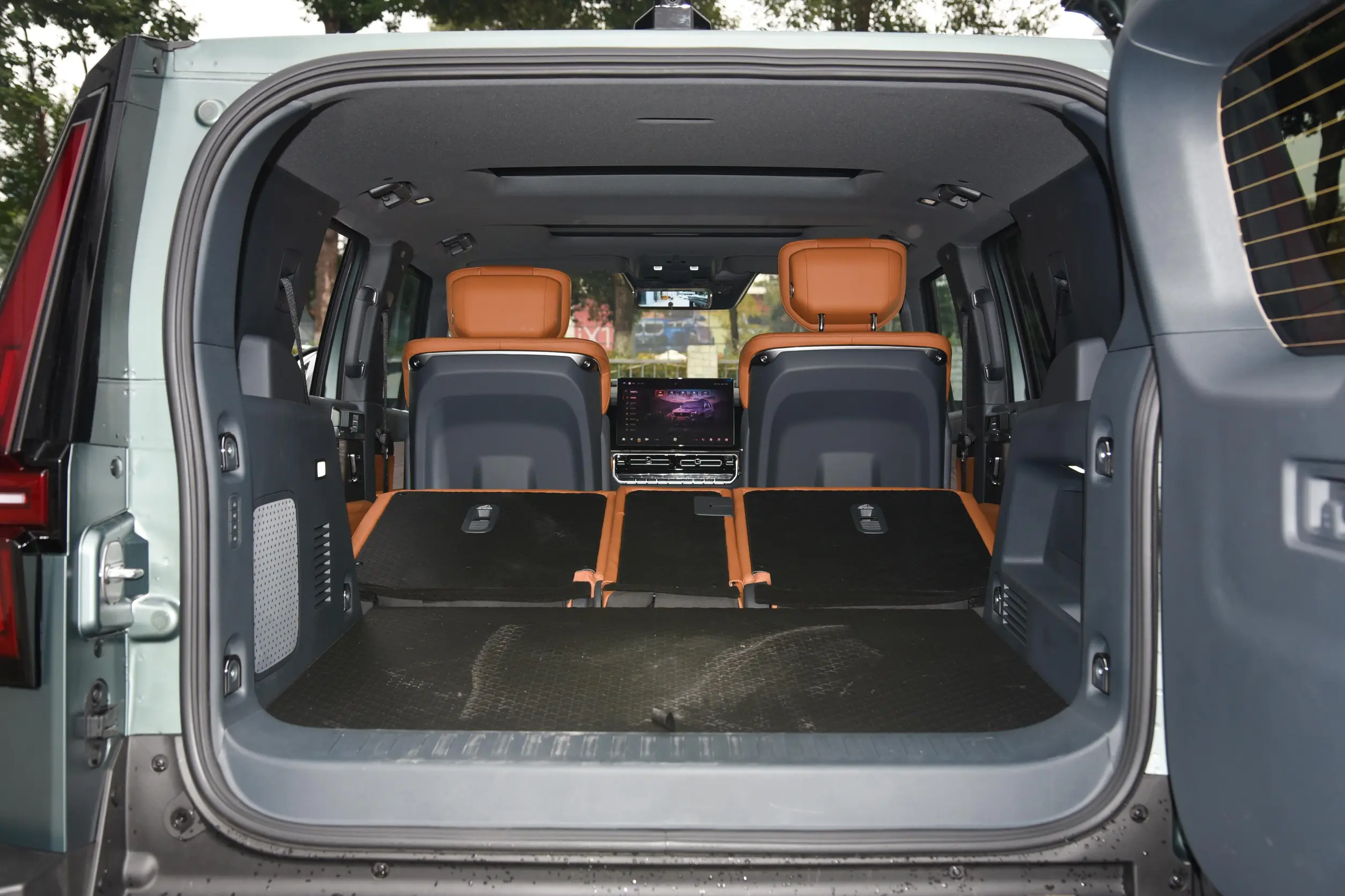 M-Hero 917 REEV 2023 space-4