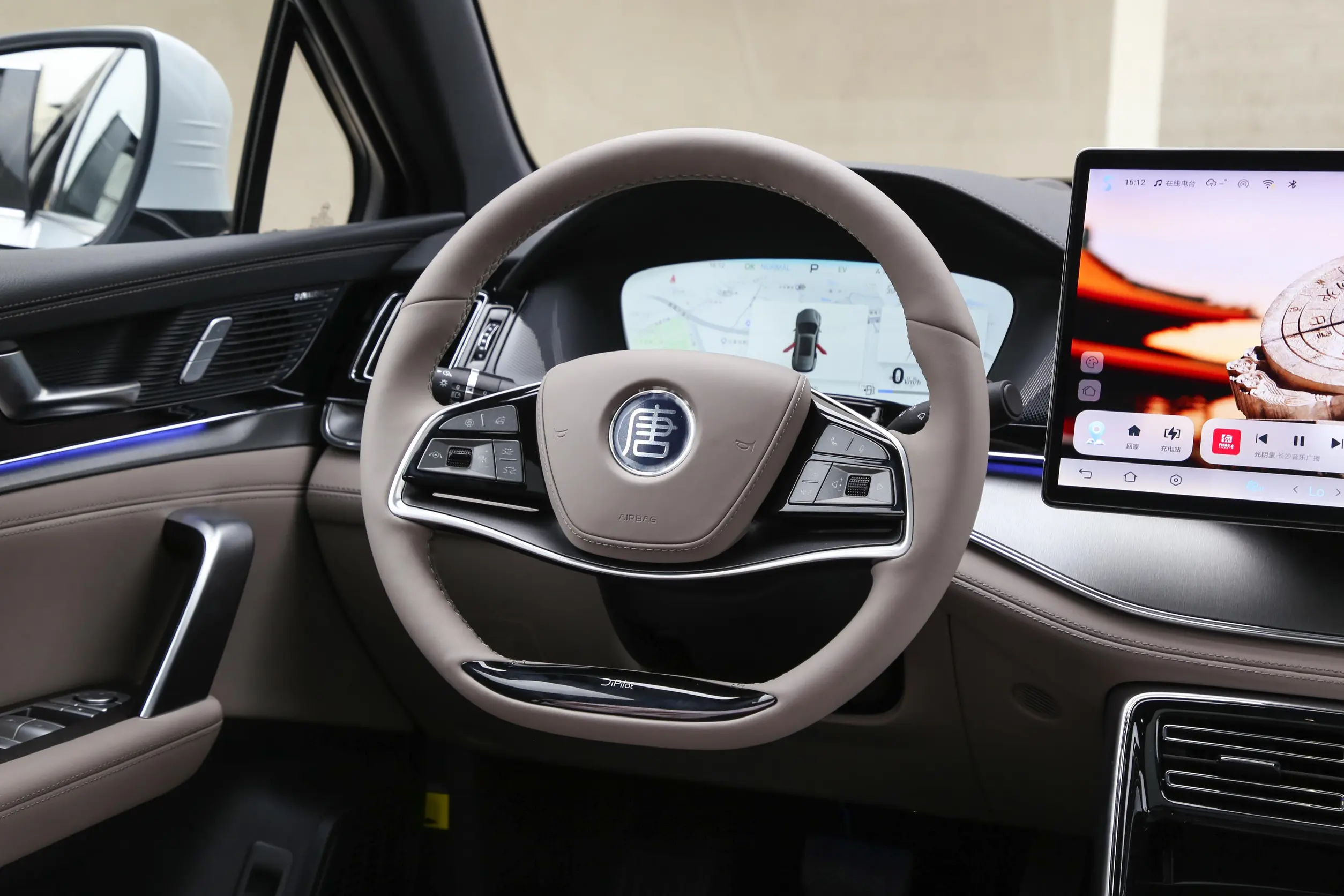 BYD Tang DM-i 2024 interior-2