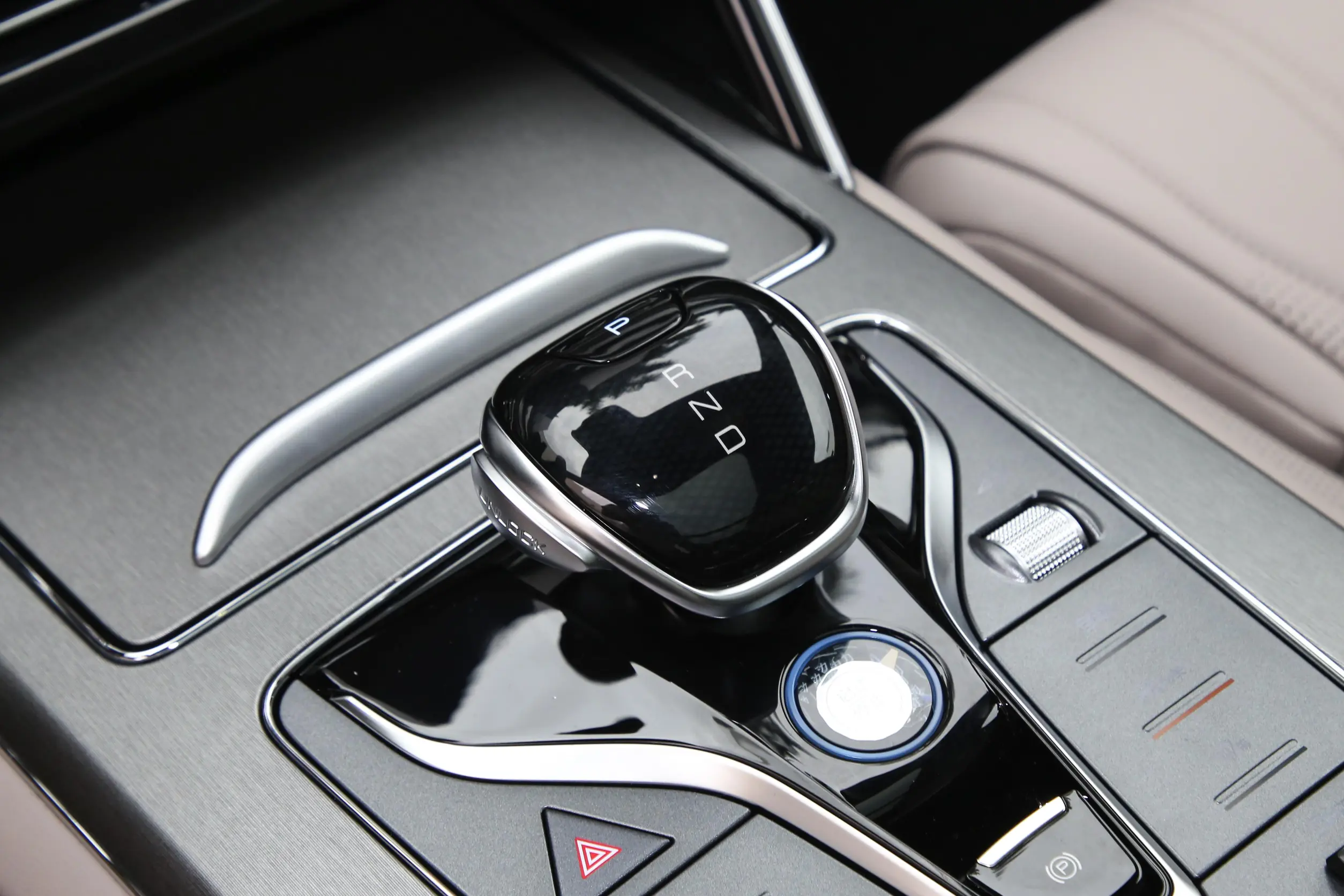 BYD Tang DM-i 2024 interior-3