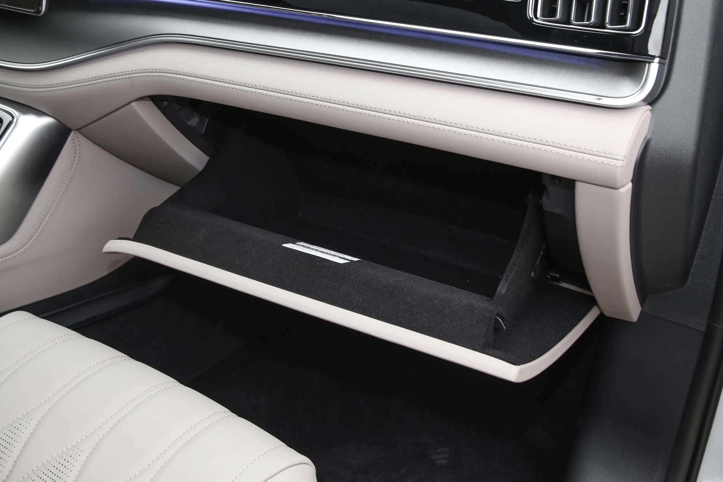 BYD Tang DM-i 2024 interior-4