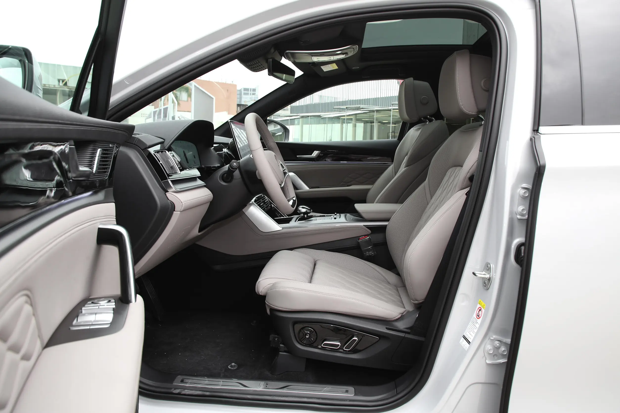 BYD Tang DM-i 2024 space-1