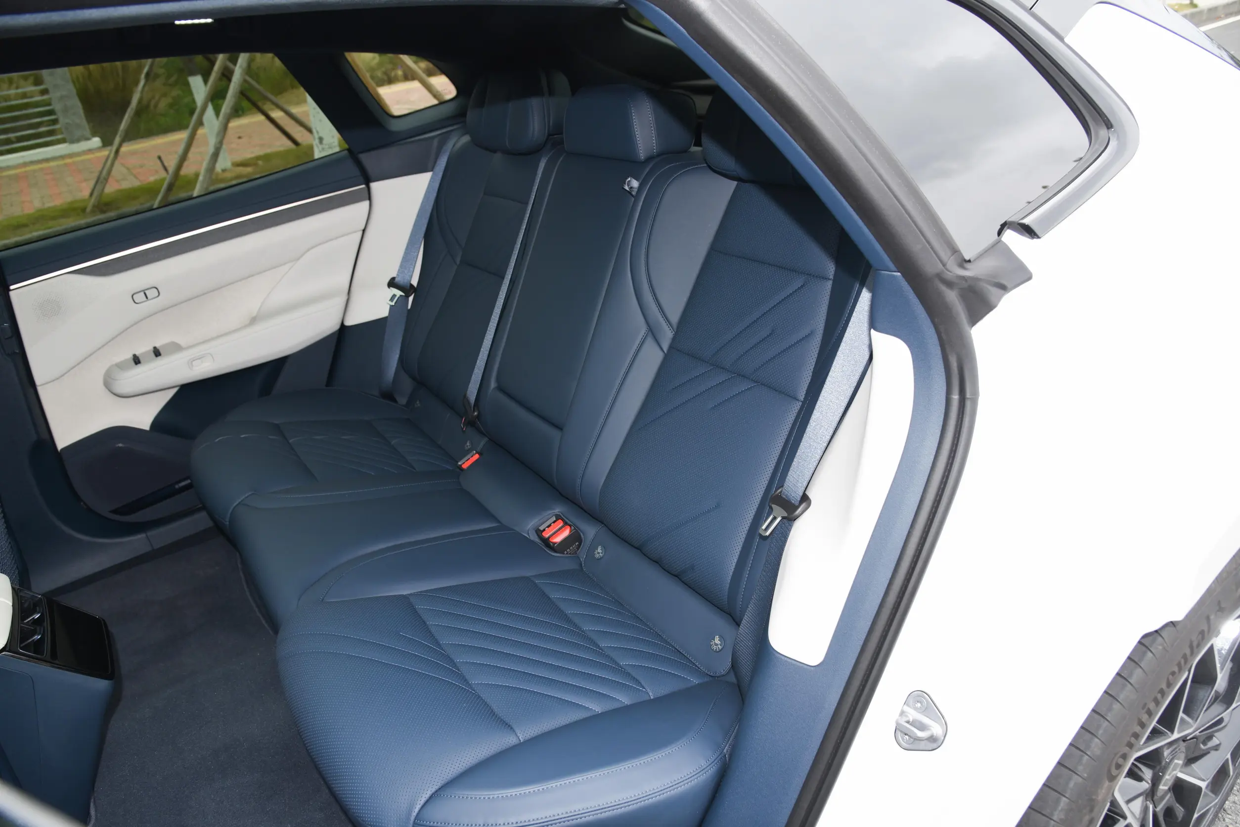 Zeekr 001 2024 space-2