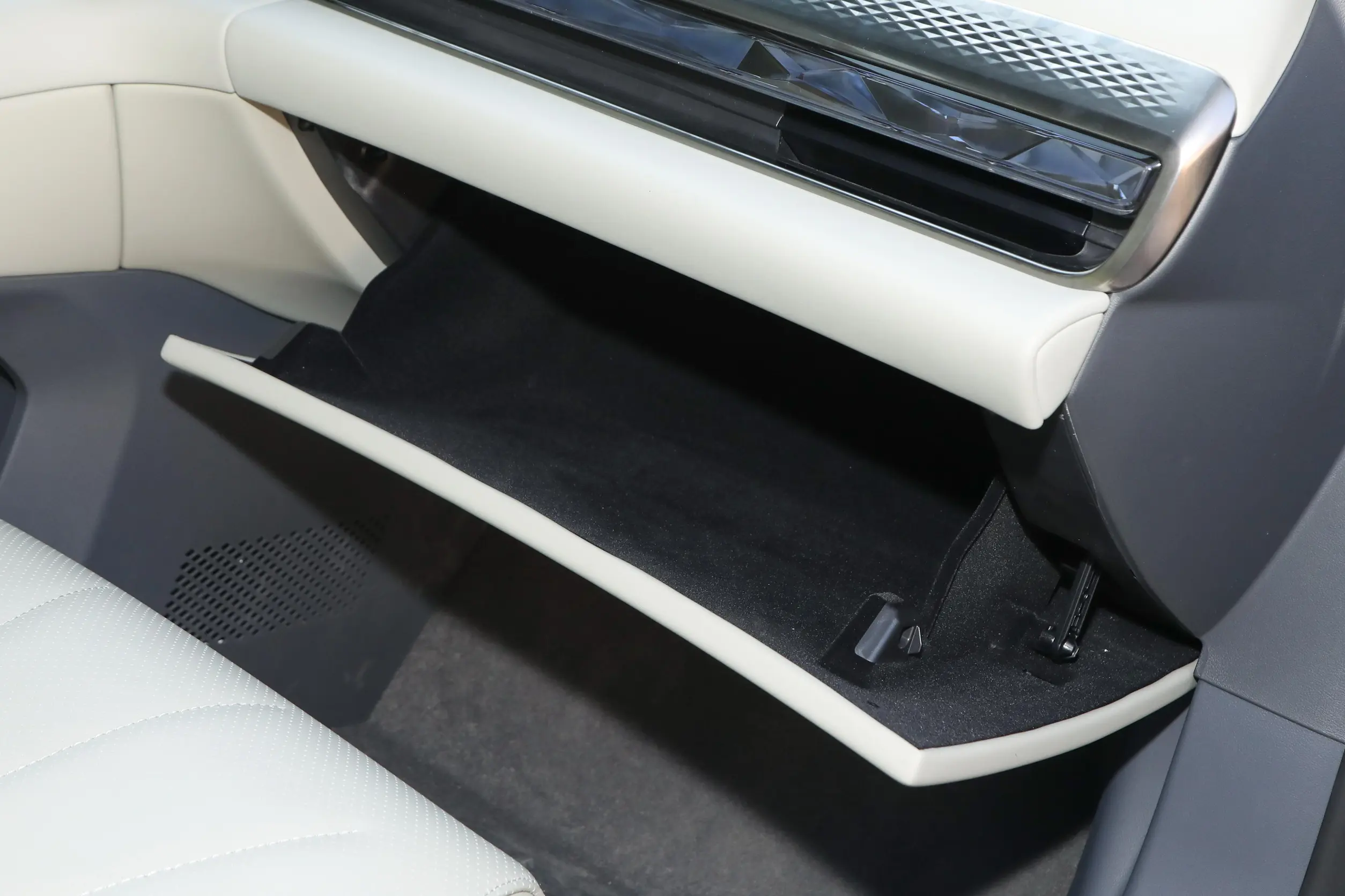 EXEED Sterra ES 2024 interior-4