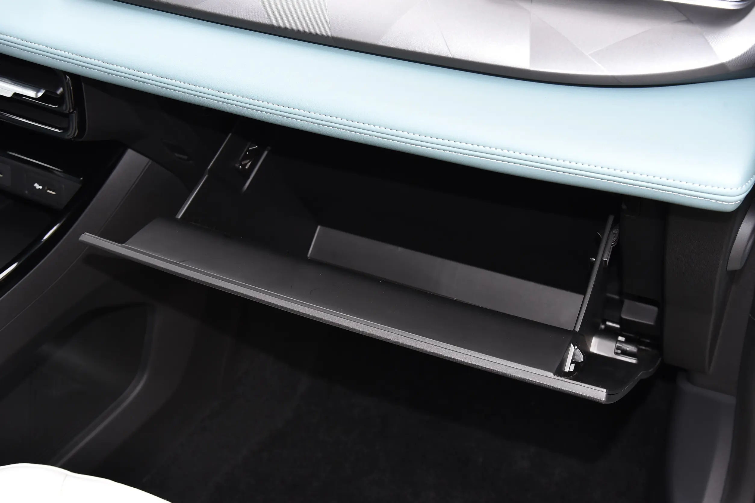 Geely Geometry E Firefly 2024 interior-4