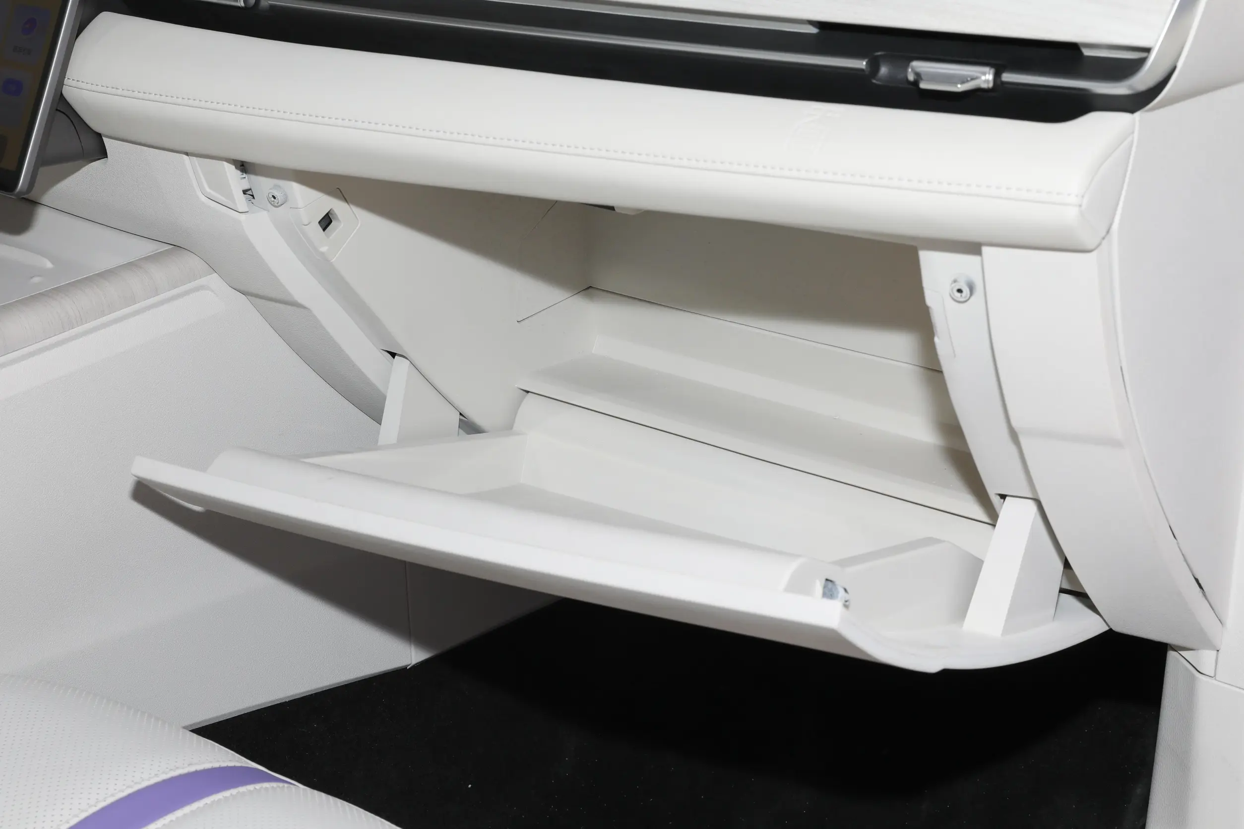 Geely Preface L 2024 interior-4