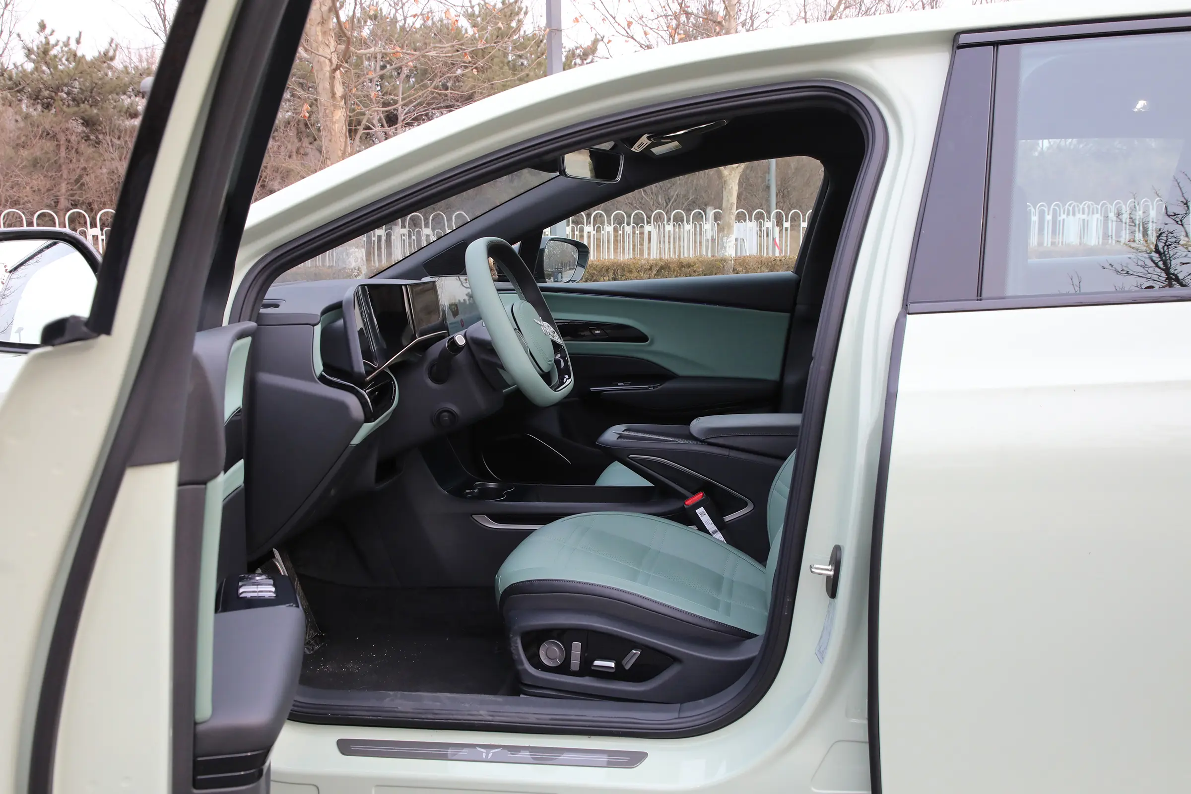 Hongqi EH7 2024 space-1