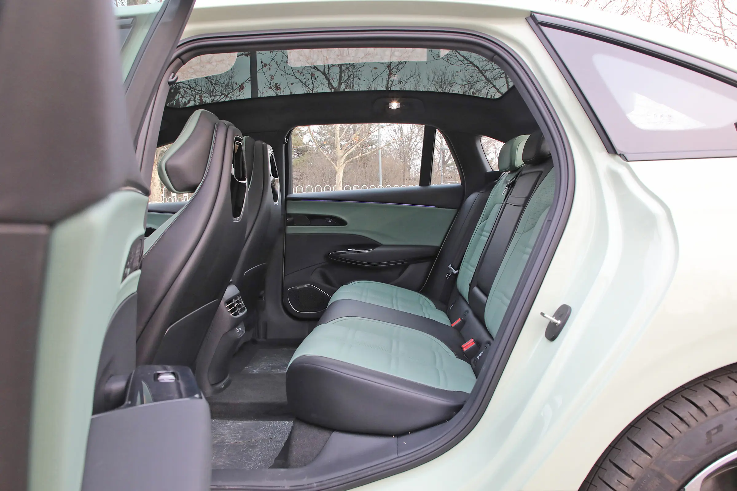 Hongqi EH7 2024 space-2