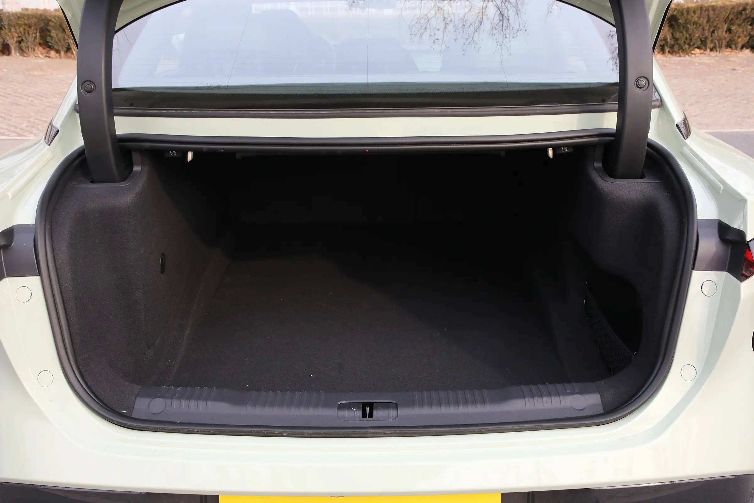 Hongqi EH7 2024 space-4