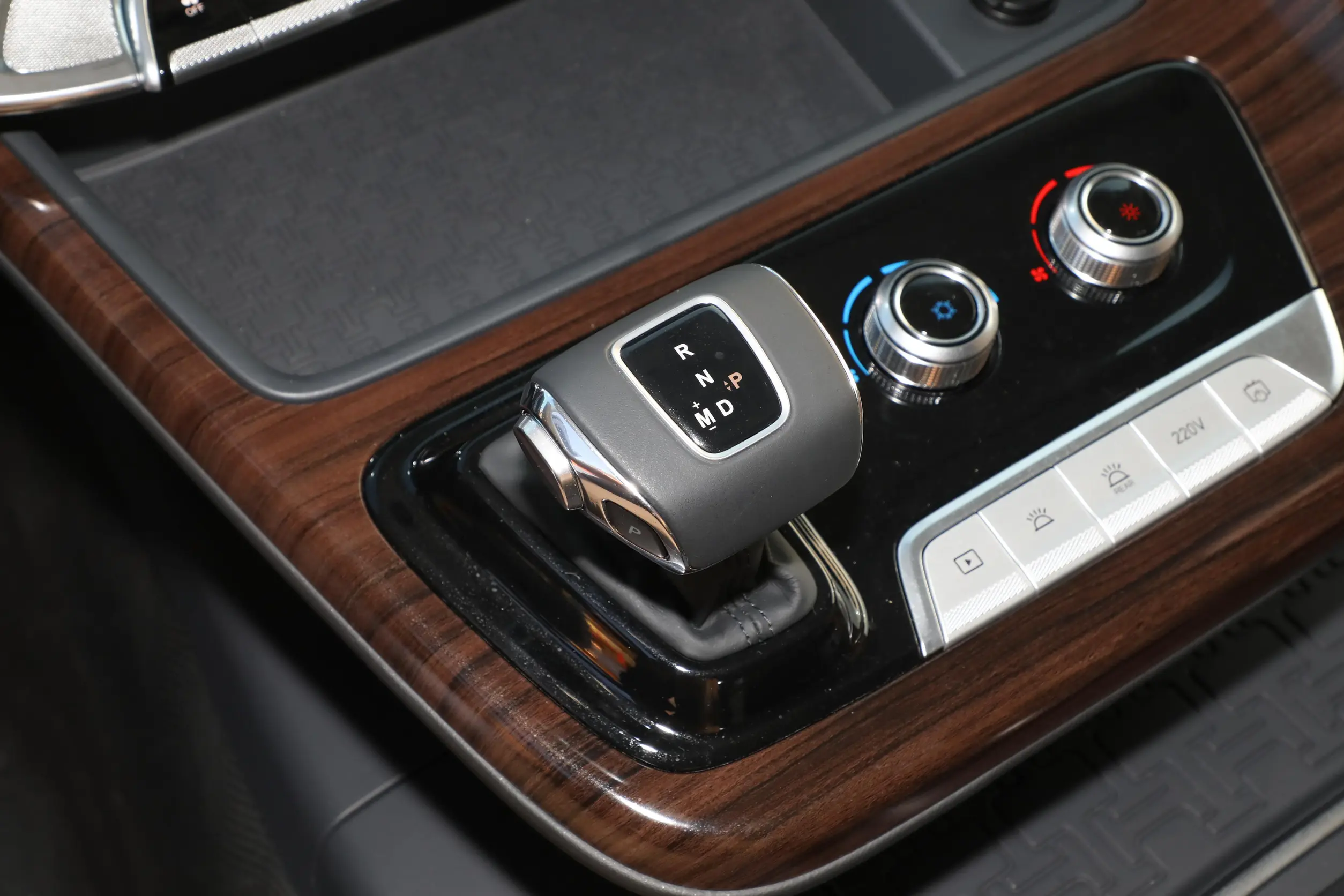 Hongqi Guoyue 2024 interior-3