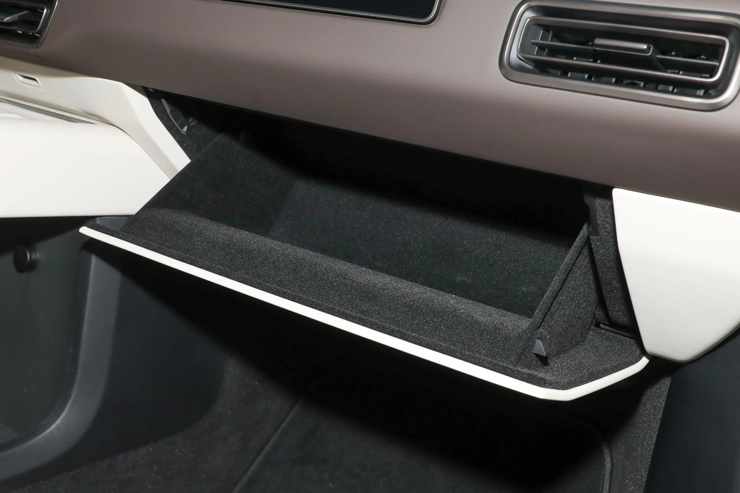 Li Auto MEGA 2024 interior-4