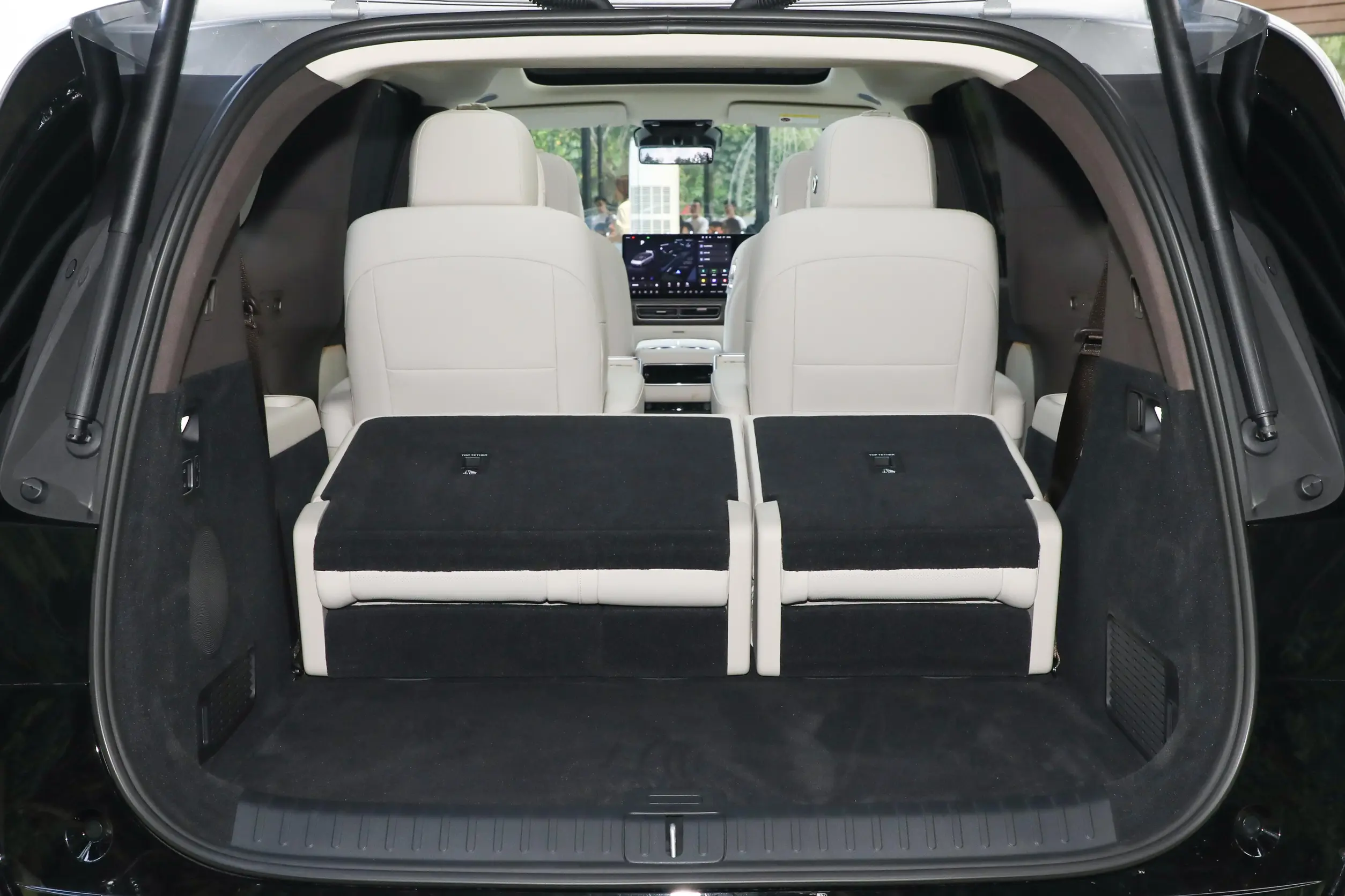 Li Auto MEGA 2024 space-4