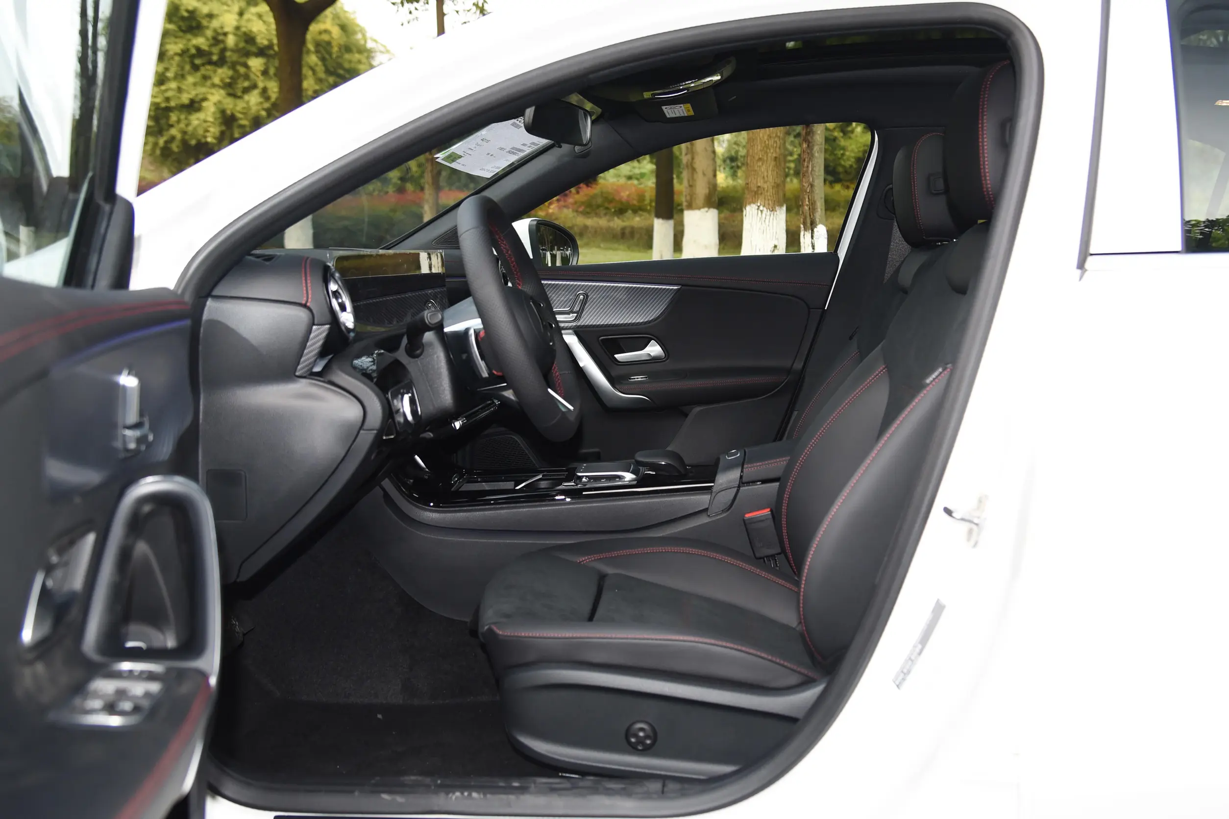 Mercedes-Benz A 200 L 2024 space-1