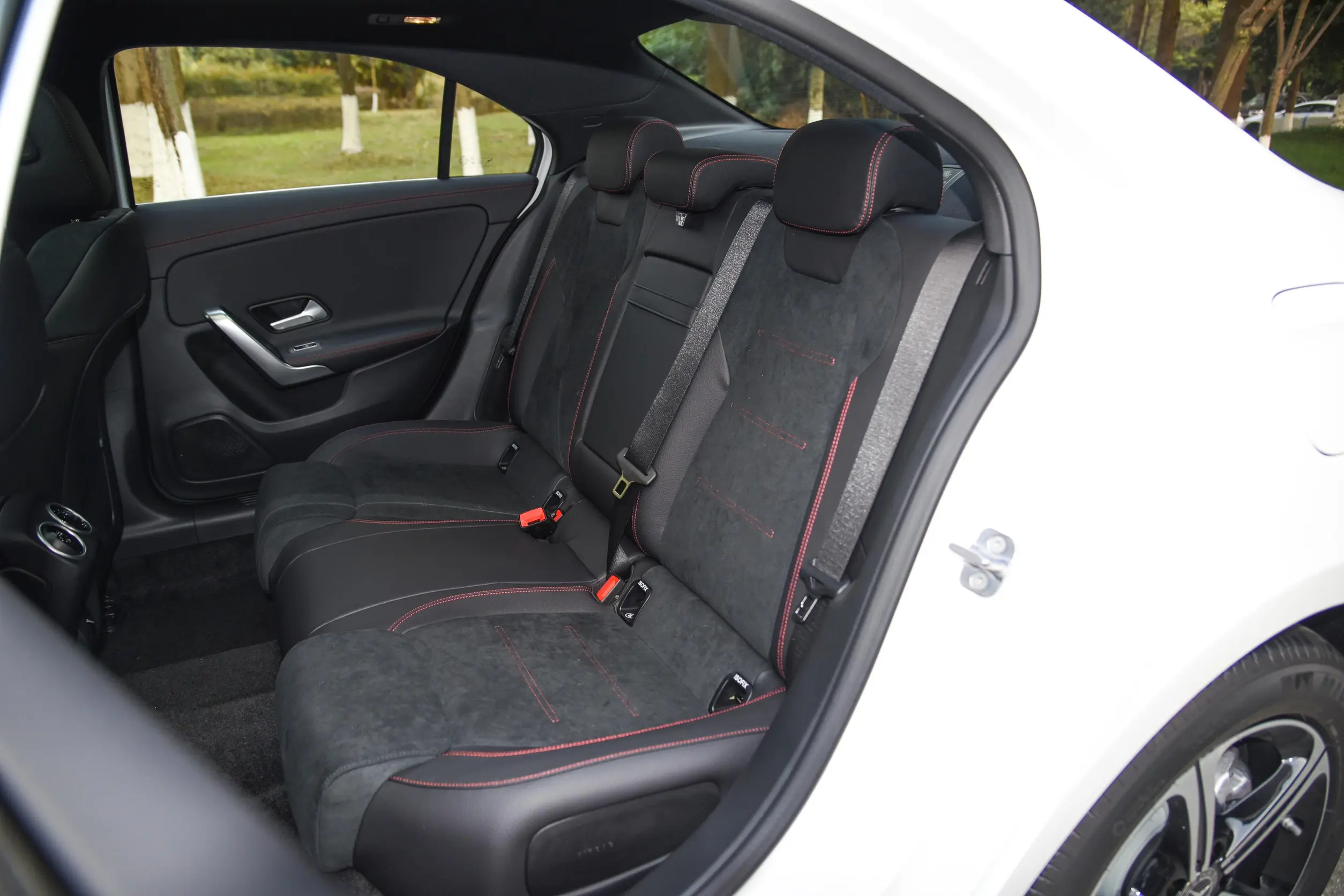 Mercedes-Benz A 200 L 2024 space-2