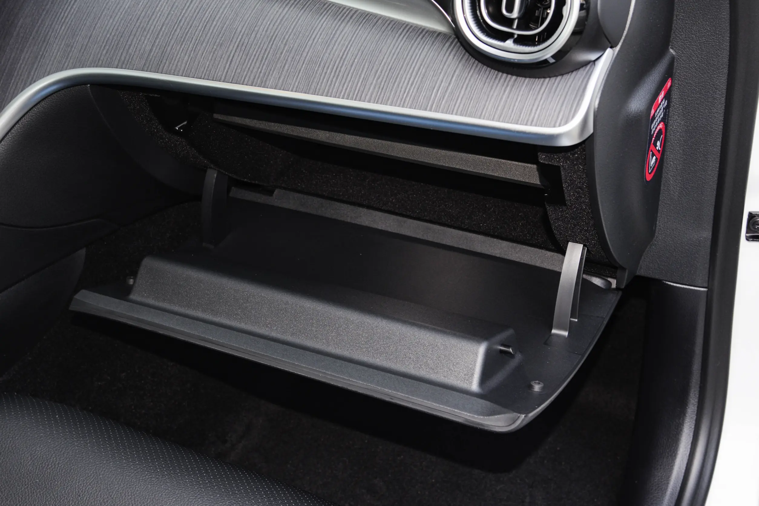 Mercedes-Benz C 260 L 2024 interior-4