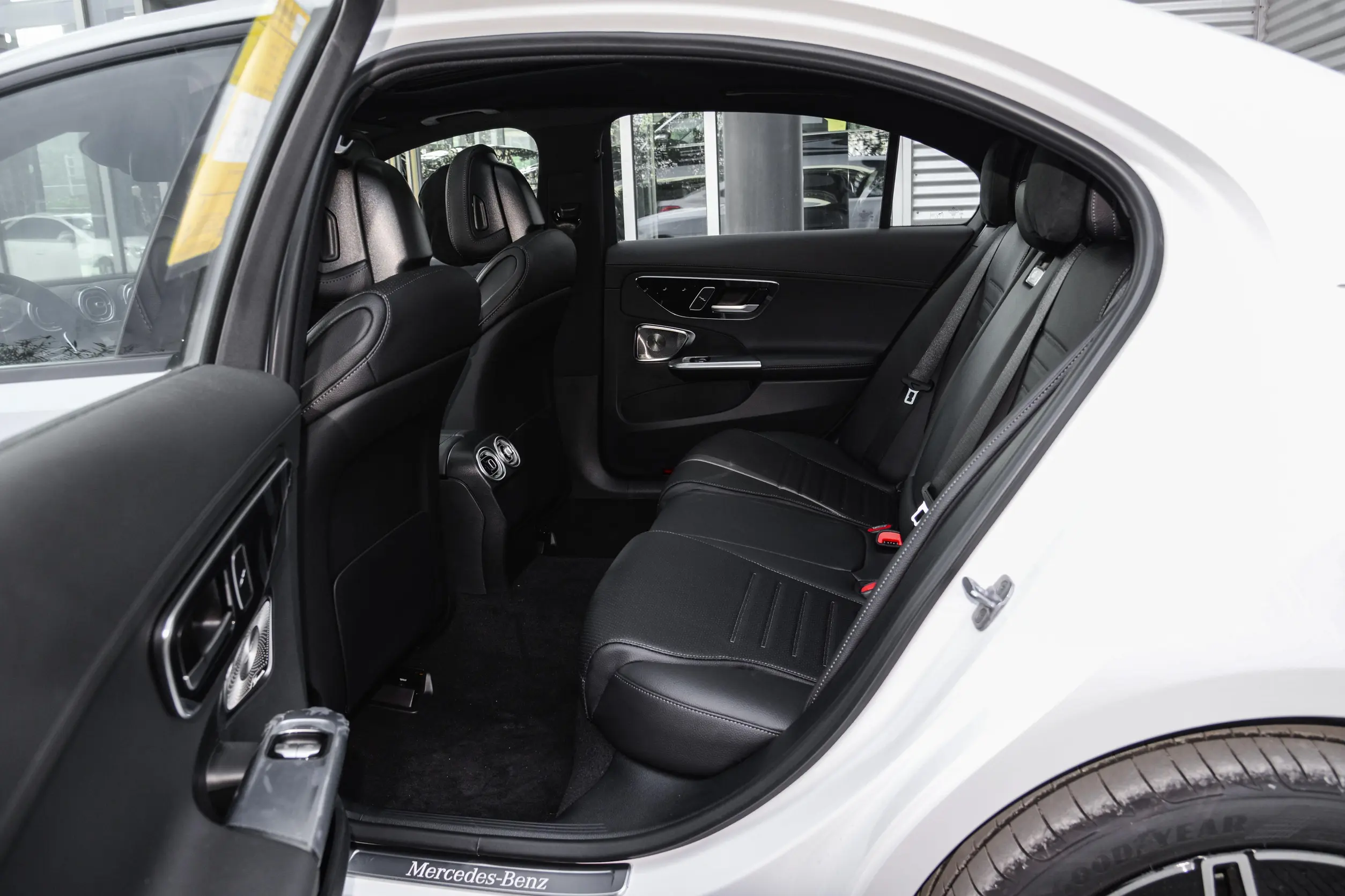 Mercedes-Benz C 260 L 2024 space-2