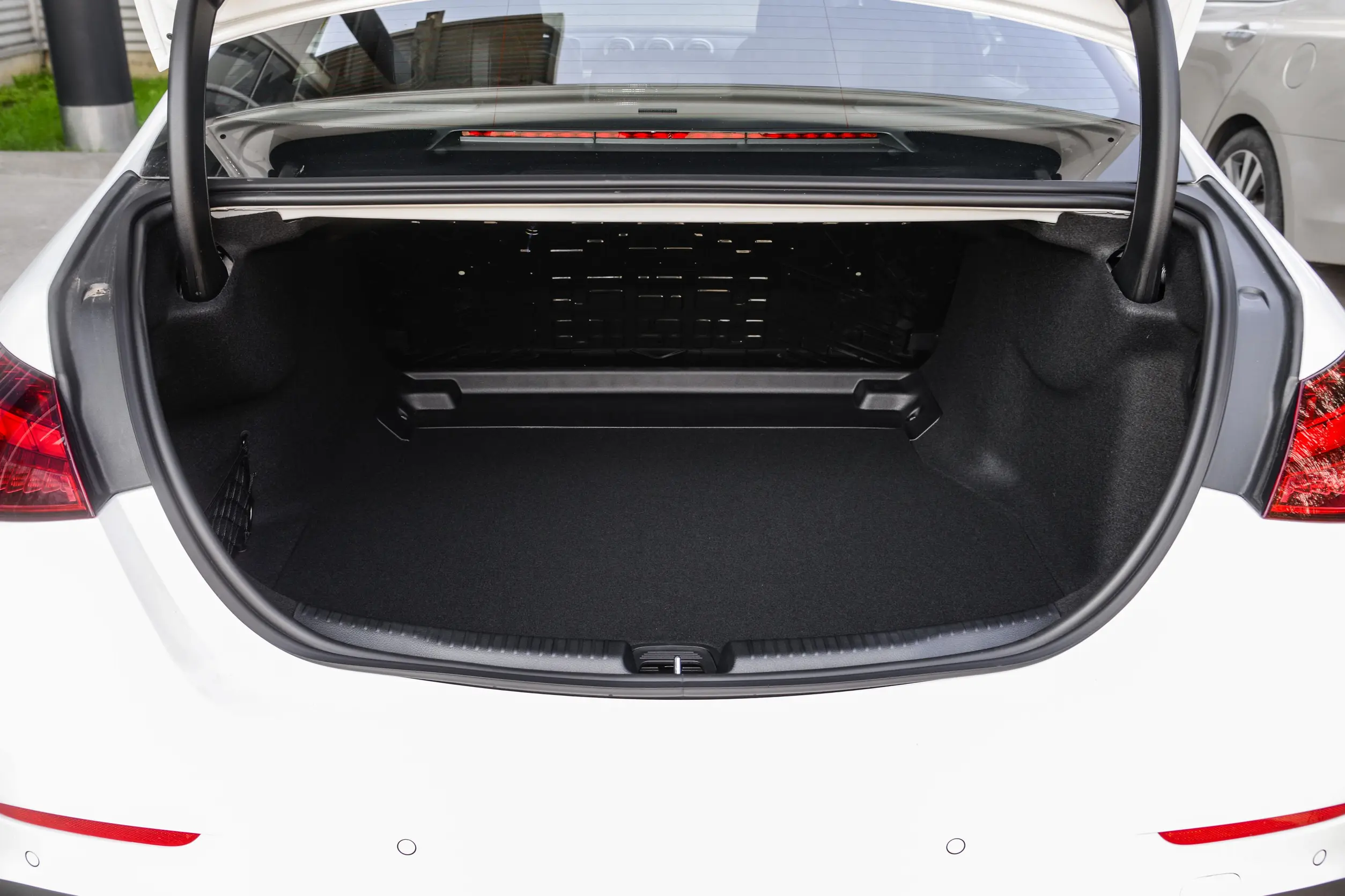 Mercedes-Benz C 260 L 2024 space-4