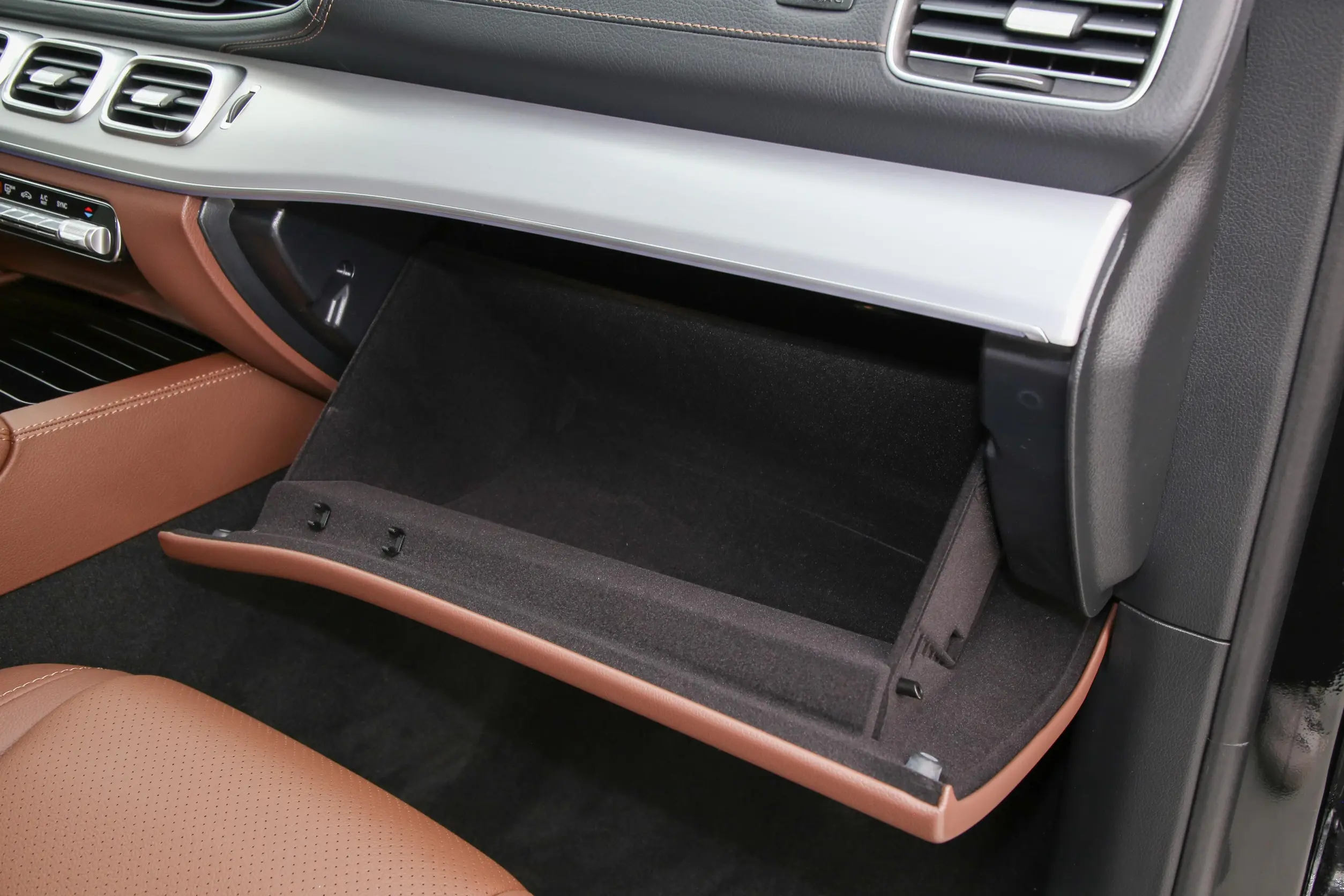 Mercedes-Benz GLE 2024 interior-4