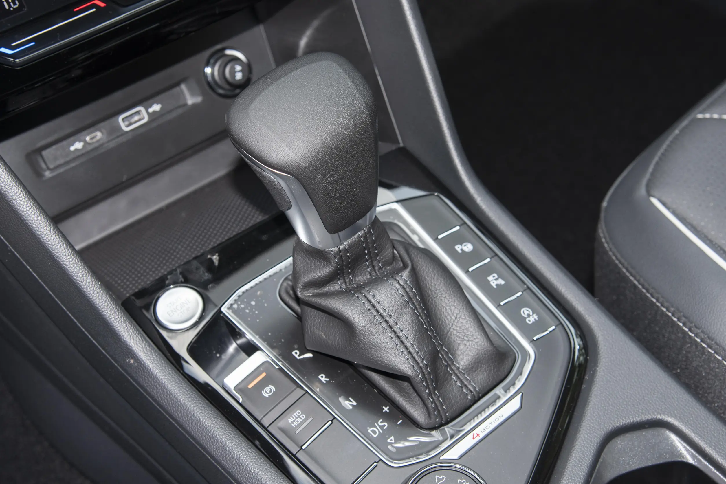 Volkswagen Tiguan L 2024 interior-3