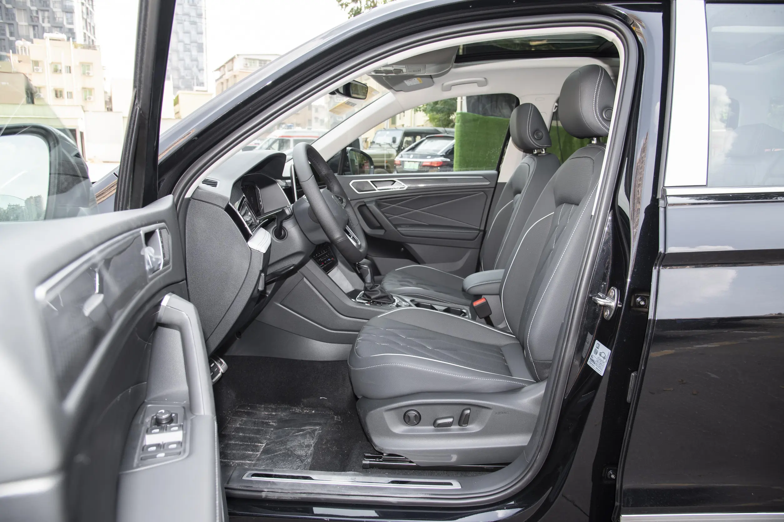 Volkswagen Tiguan L 2024 space-1