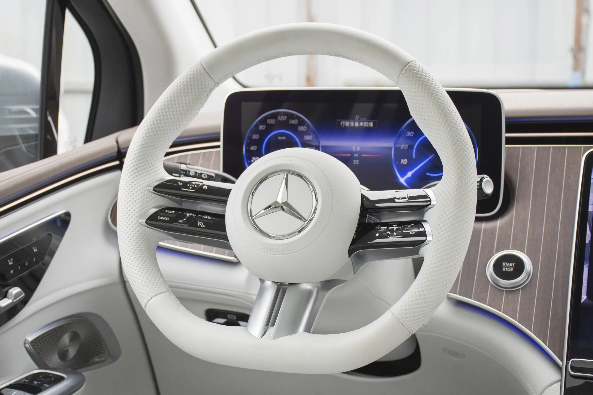 Mercedes-Benz EQE SUV 2024 interior-2