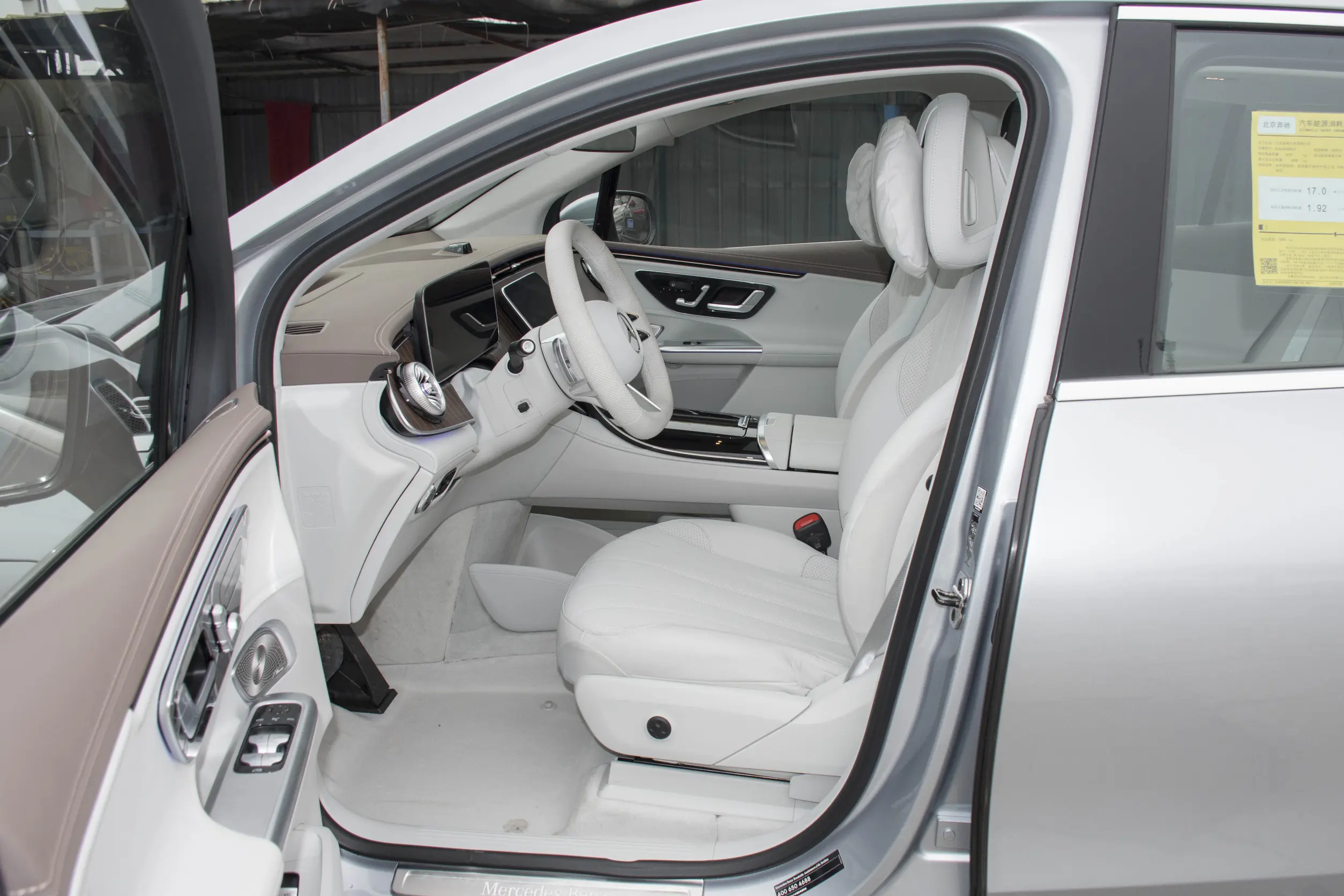 Mercedes-Benz EQE SUV 2024 space-1