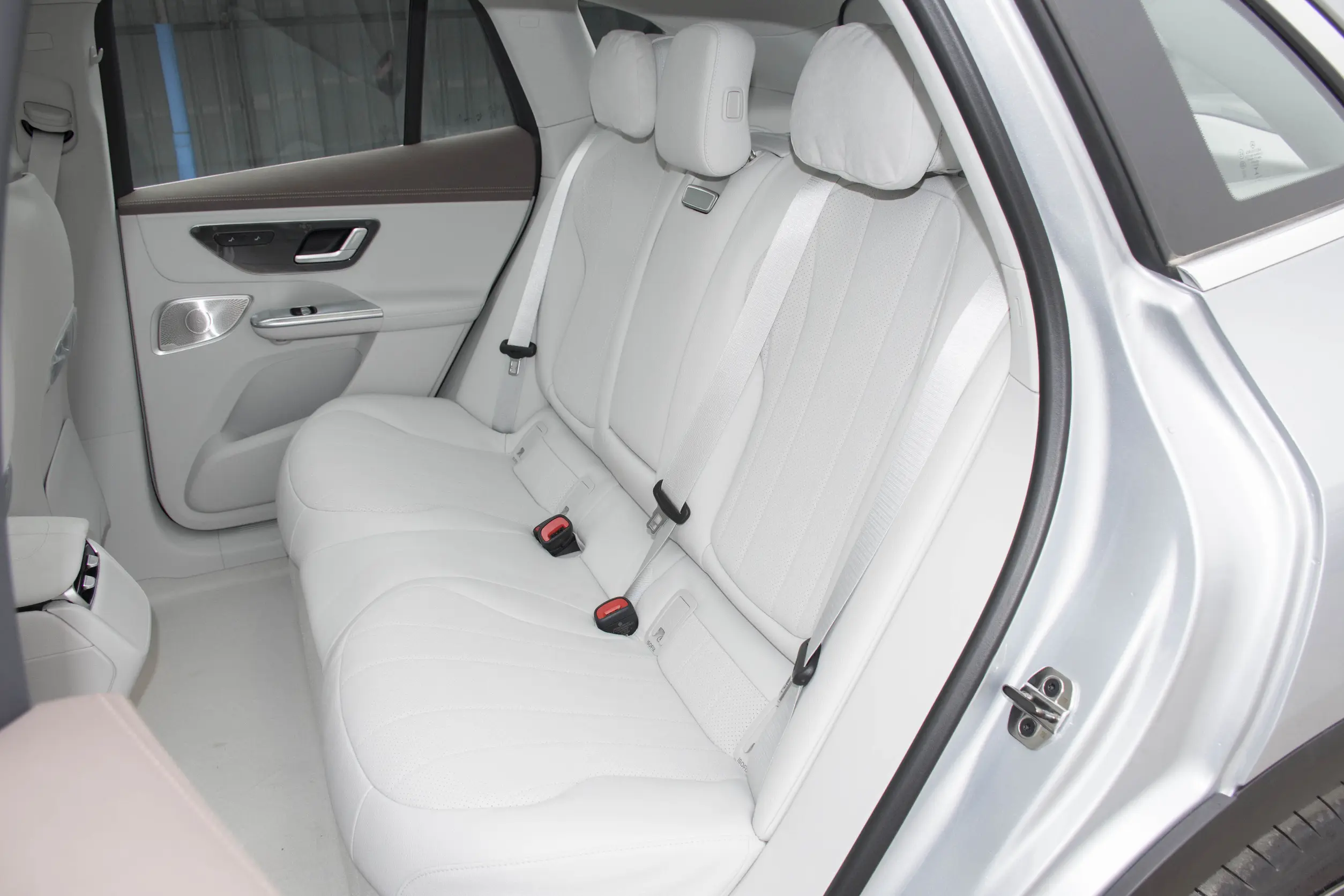 Mercedes-Benz EQE SUV 2024 space-2