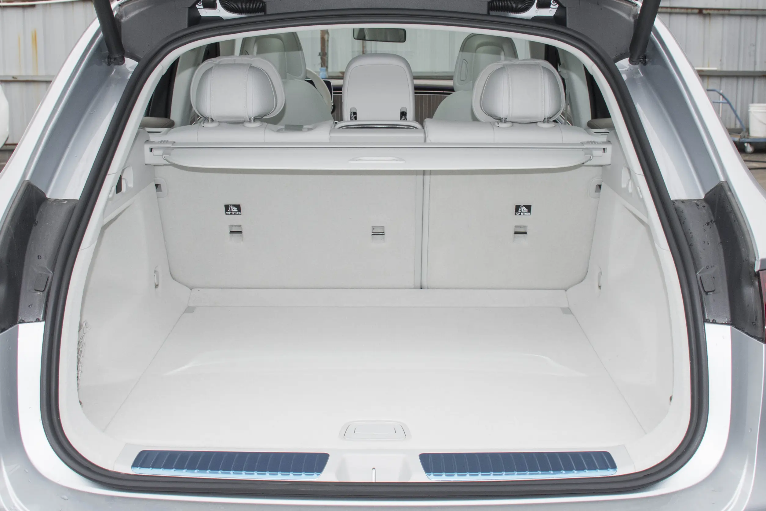 Mercedes-Benz EQE SUV 2024 space-4