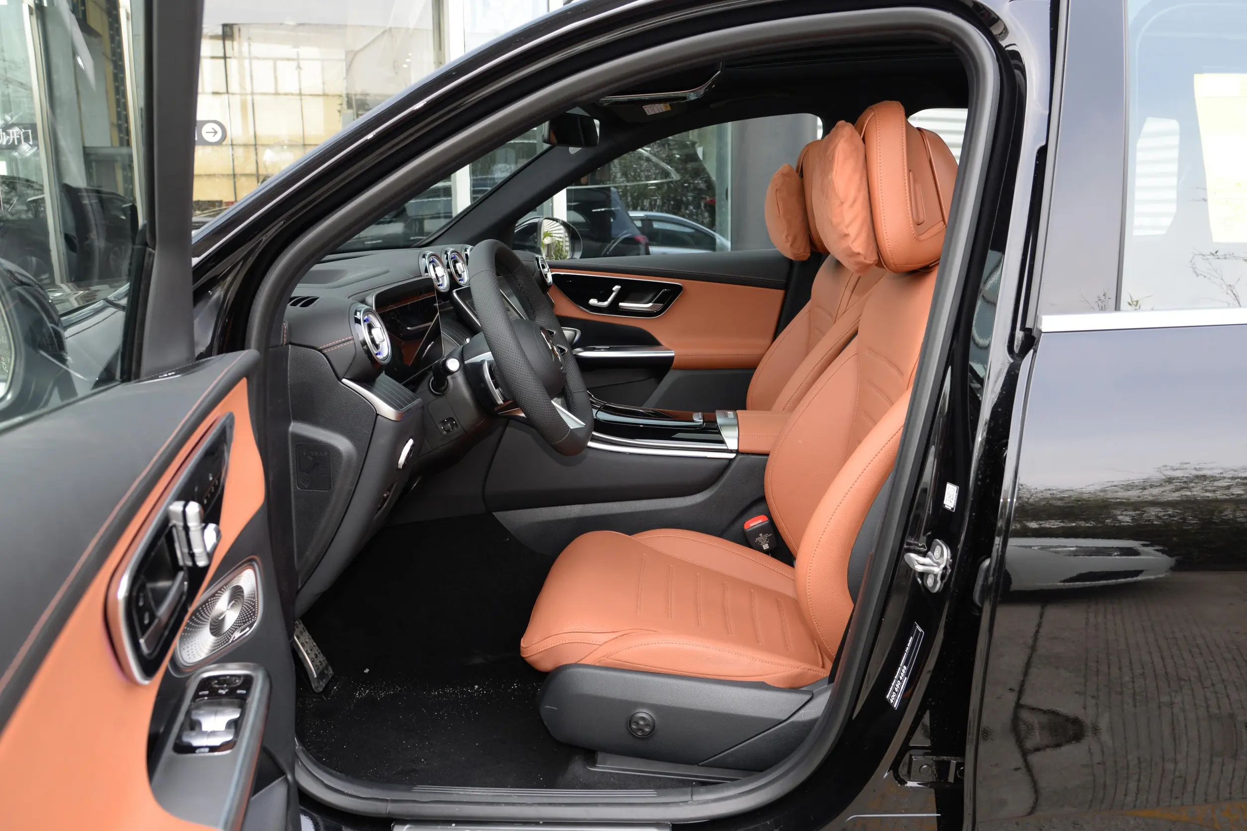 Mercedes-Benz GLC 2024 space-1