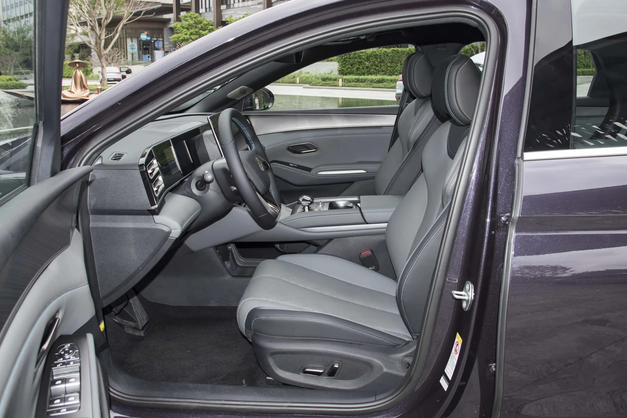 BYD Qin L DM-i 2024 space-1