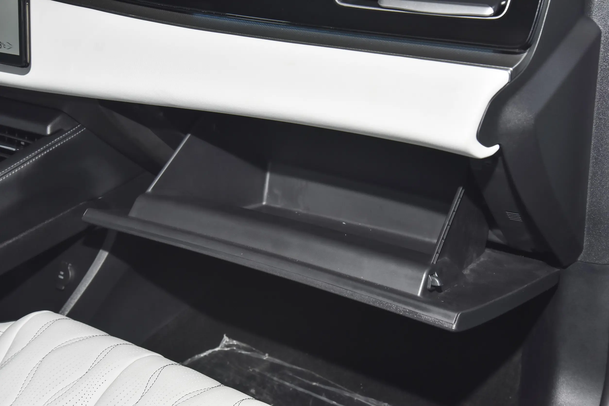 BYD Seal 06 DM-i 2024 interior-4