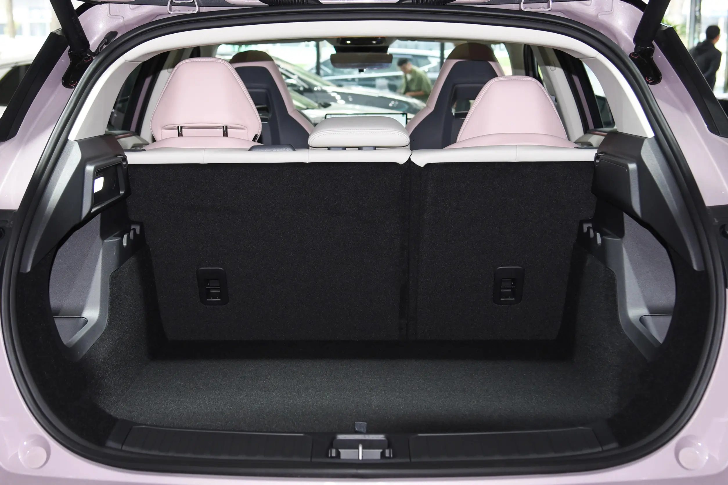 Lynk & Co 06 EM-P 2024 space-4