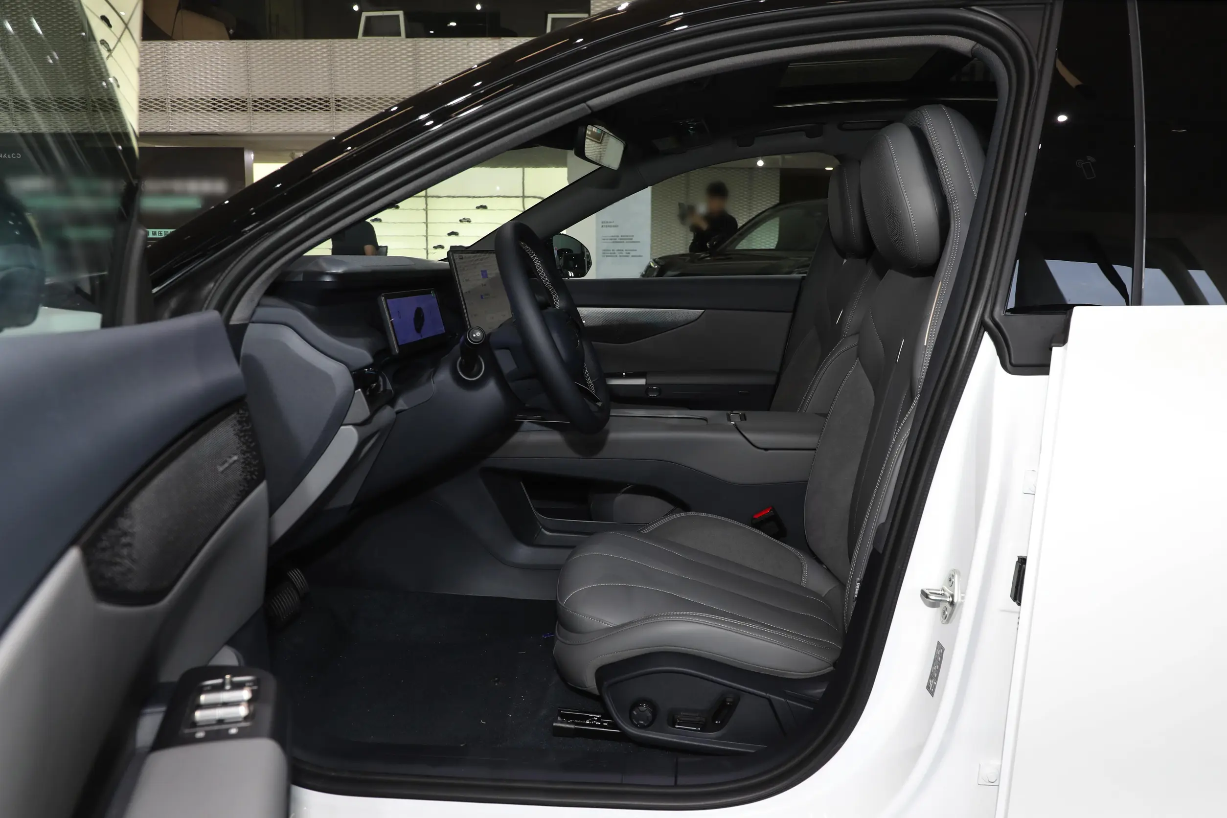 Lynk & Co 07 EM-P 2024 space-1