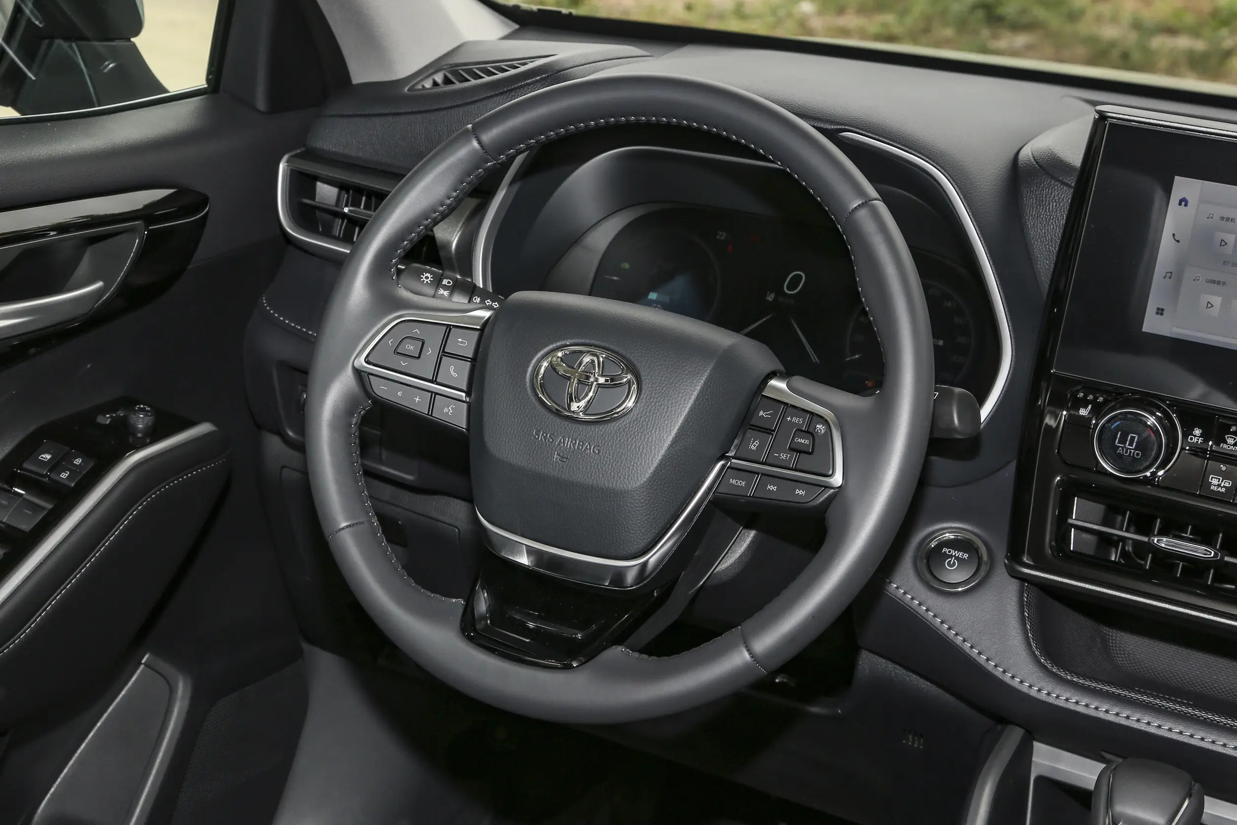 Toyota Highlander 2024 interior-2