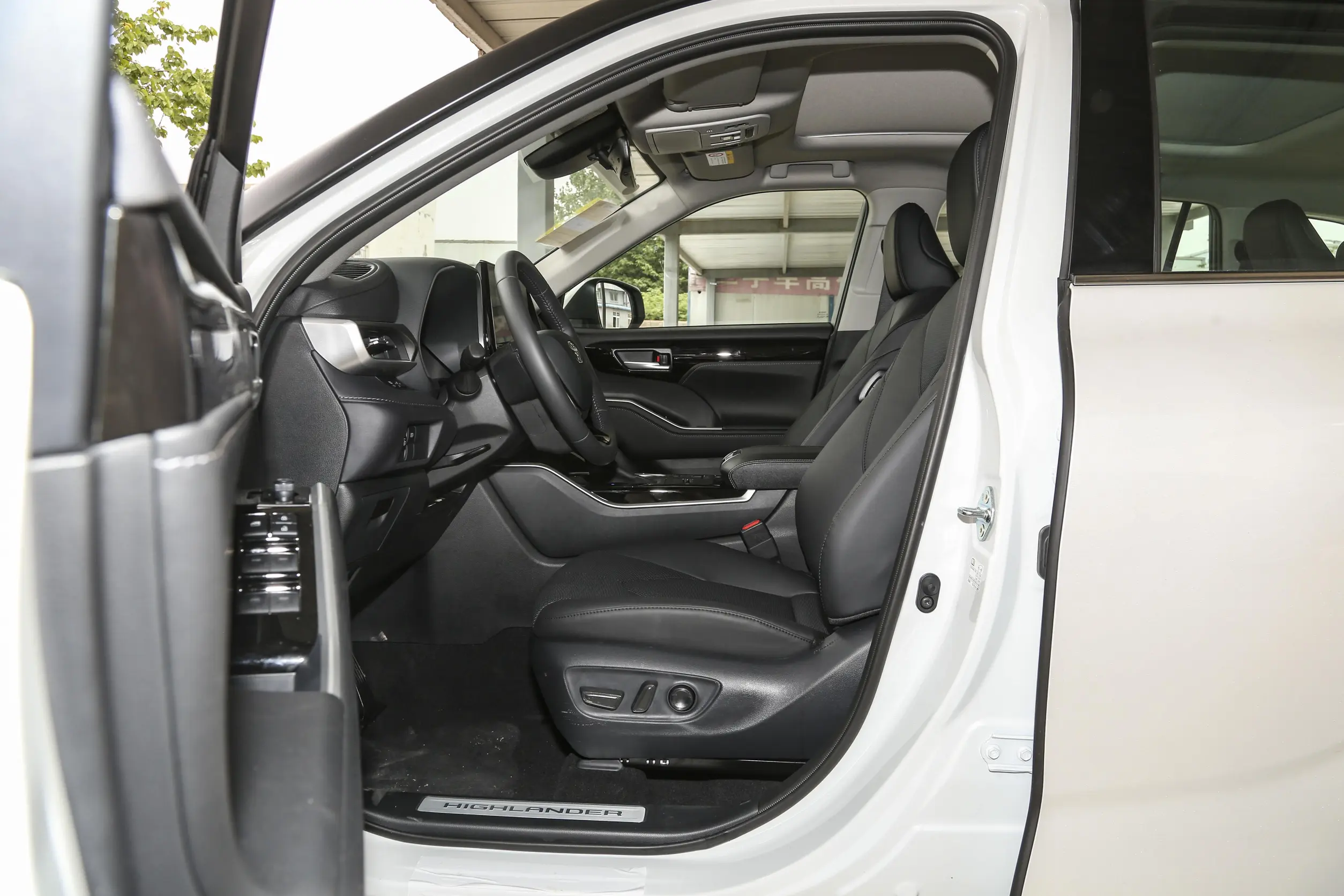 Toyota Highlander 2024 space-1