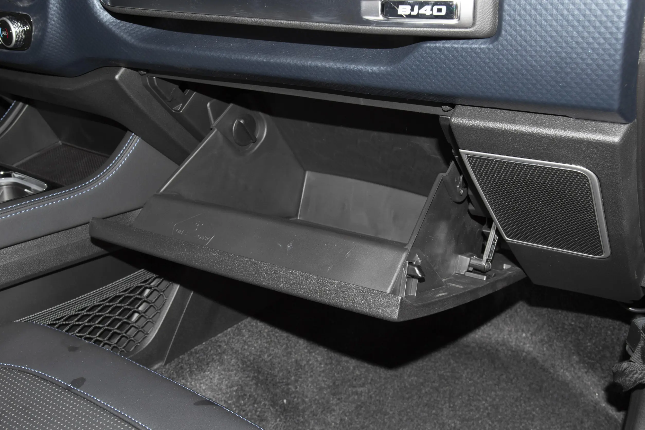 BAIC BJ40 2024 interior-4