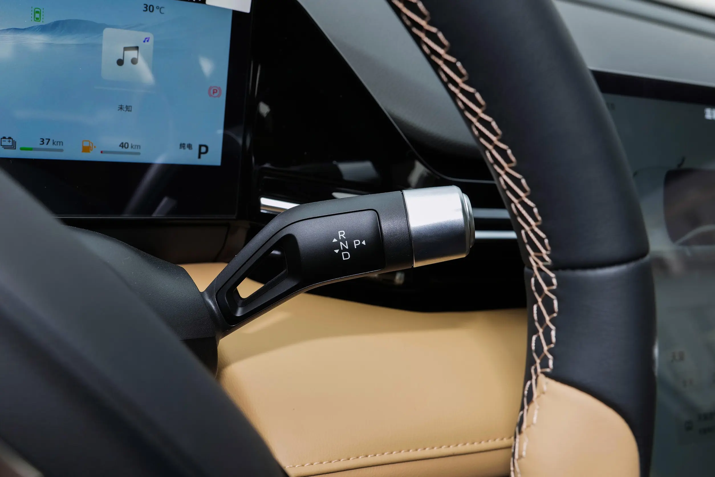 Geely Galaxy L6 2024 interior-3