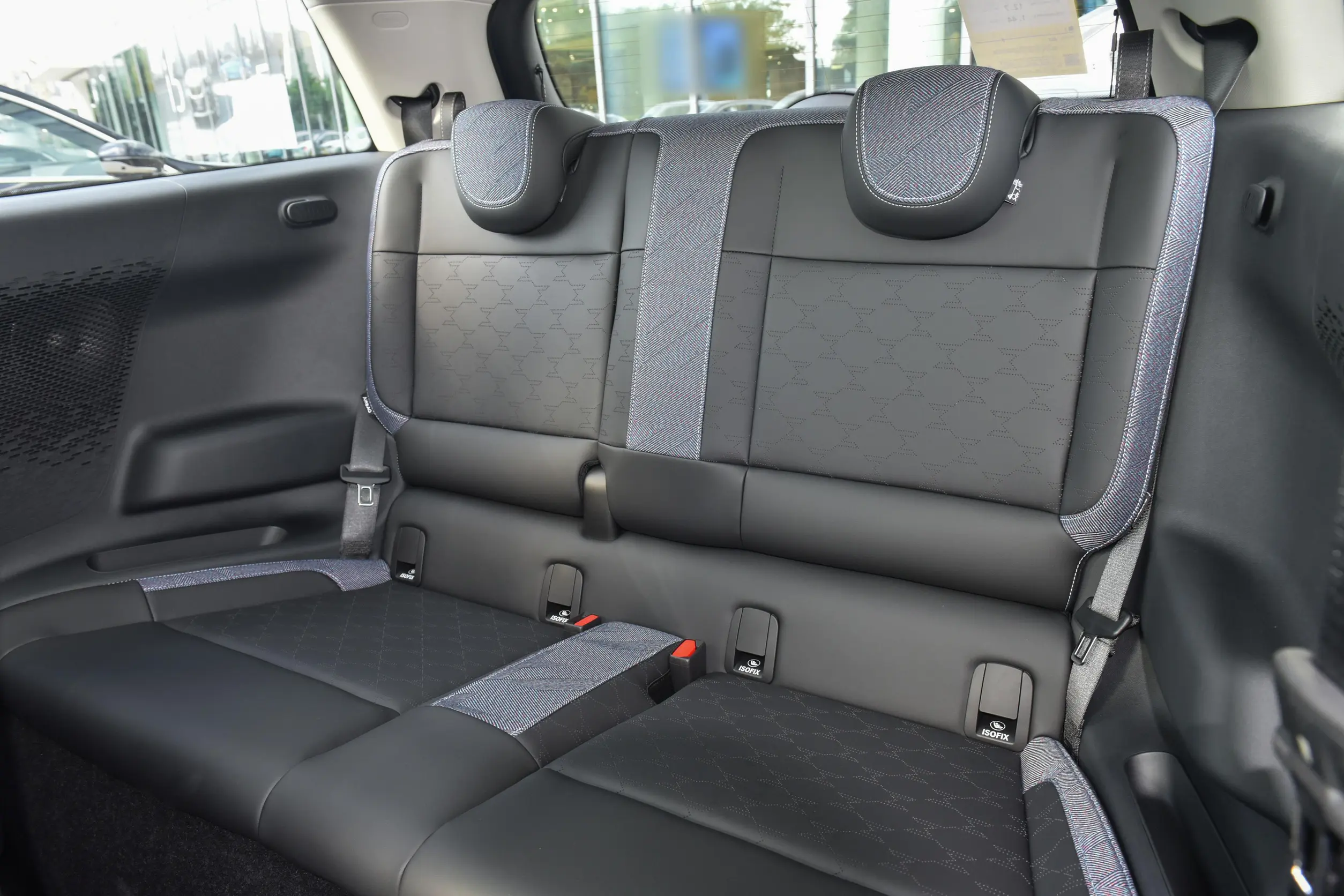 MINI Cooper EV 2024 space-2